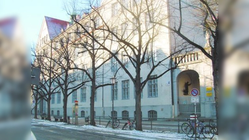 Fast 100 Jahre alt ist die Schule am Winthirplatz. Es hat den Anschein, dass die Toiletten hier ebenfalls schon so lange ihren Dienst tun. Jedenfalls wurden sie laut Elternbeirat seit Jahrzehnten nicht renoviert. (Foto: bb)