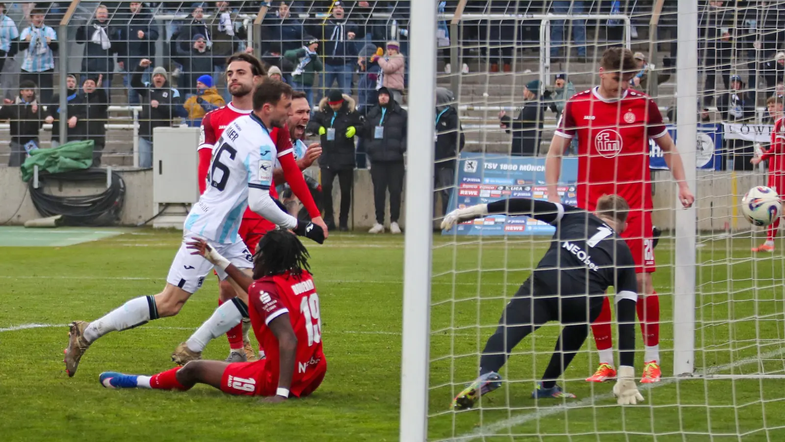 Ausgleich in letzter Minute: Jubel bei den Blauen.  (Foto: Anne Wild)