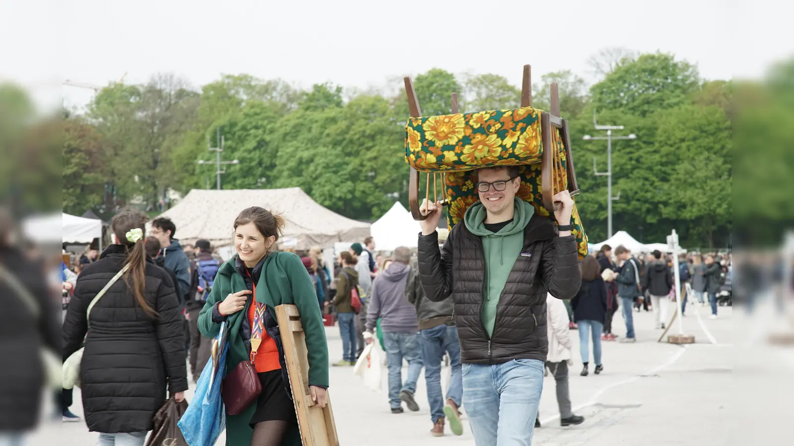 Am Samstag, 20. April, lockt wieder der BRK-Flohmarkt auf der Theresienwiese. Tolle Schnäppchen können hier gemacht werden. (Foto: brk/Stefan Schumacher)
