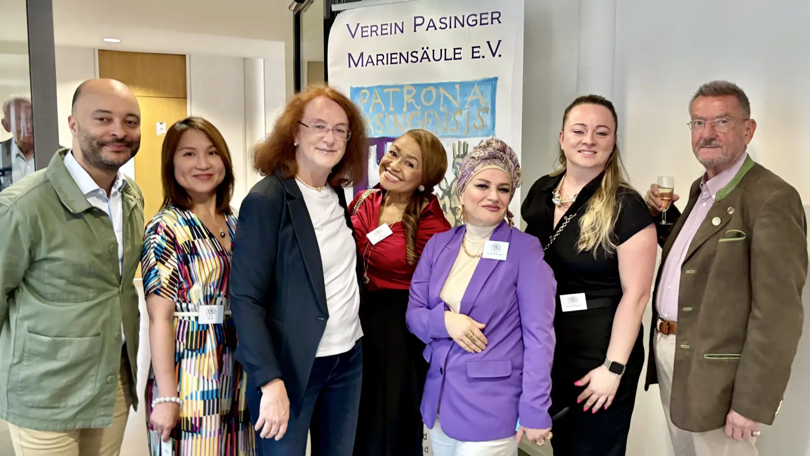 Der Mariensäule-Verein freute sich über die gelungene Vernissage. Philip Abramov, Künstlerin Jie Xia, Maria Osterhuber-Völkl, die Künstlerinnen Vilma Sousa-Dimpfl, Al-Khalidi Ibtihal und Yaninne Cansaya sowie Eckehard Weiß vom Verein (v. l.). (Foto: Ulrike Seiffert)