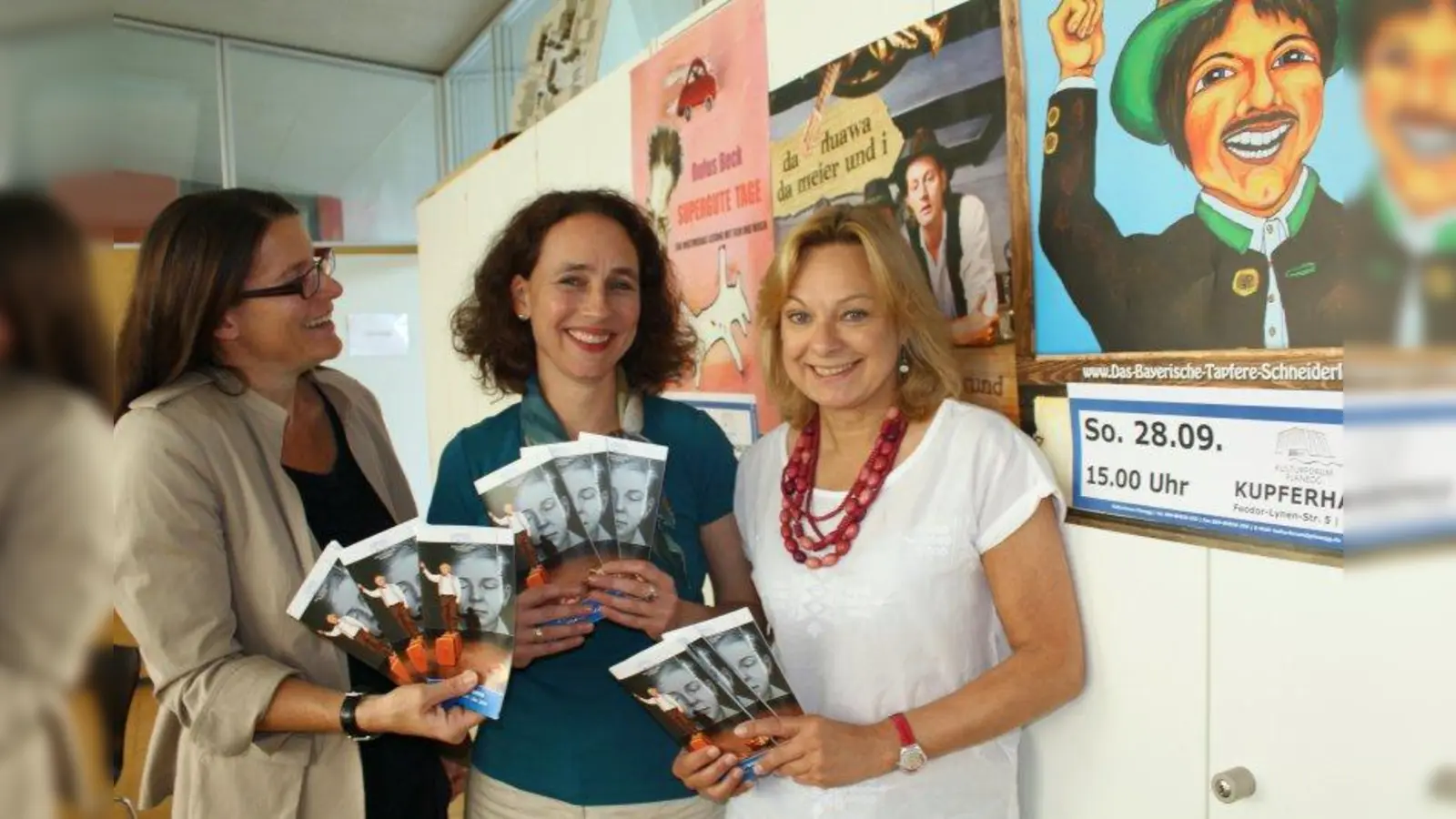 Mit Altstars und vielen neuen Künstlern startet das Kulturforum in seine neue Kupferhaus-Saison.  V.l. Claudia Heuermann, Kulturreferentin Anja Fanslau und Sabine Schopp. (Foto: US)