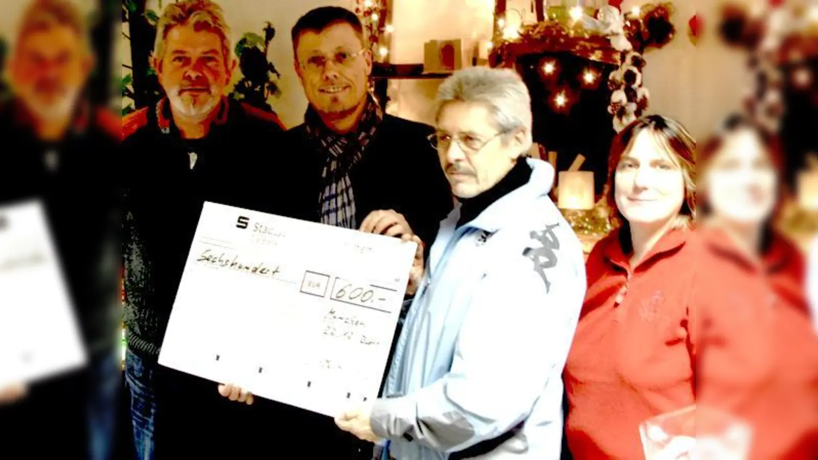 Michael Vau (Blumenharmonie), Michael Tappe (Münchner Aids-Hilfe), Manfred Kreipl (2. Vorstand Löwen-Fanclub Hohenschwangauer Hof e.V.), Katrin Magnus (Reisebüro Magnus, v. li.) bei der feierlichen Scheckübergabe.  (Foto: VA)