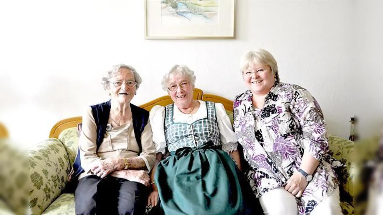 Theresia Theisz gründete 1971 den Altenclub, im Jahr 2000 übernahm Edeltraud Kranwitter die Leitung, acht Jahre später Christine Stettner (v. l.).	 (Foto: sf)