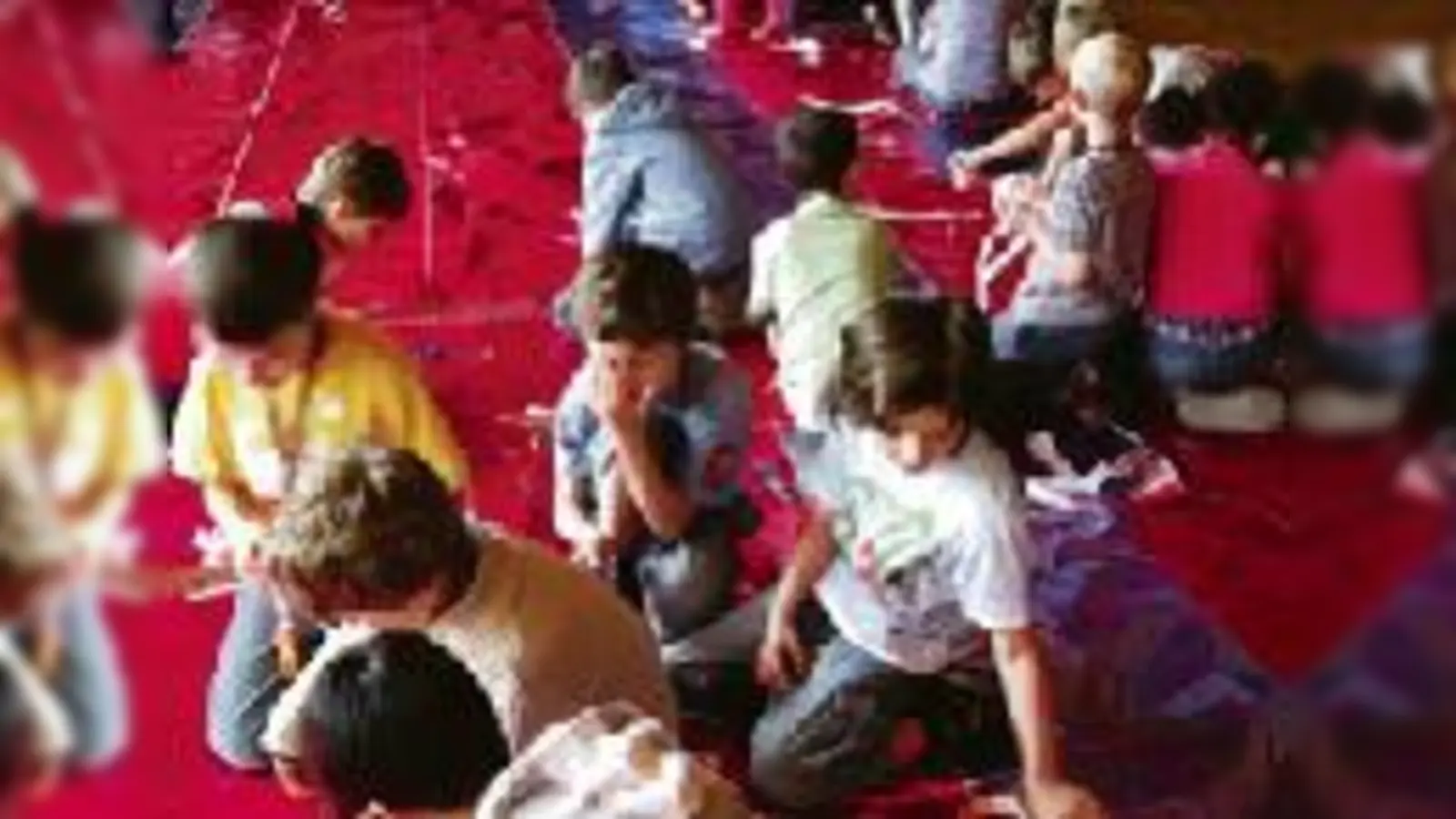 Begeistert bastelten die Kinder am Riesenbild.	  (F.: VA)