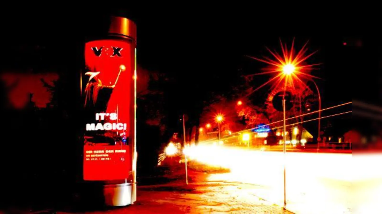 Beleuchtet spülen Litfaßsäulen mehr Geld in die Stadtkasse. Ob man die  Energiekosten nicht besser sparen sollte, wurde im BA diskutiert.	 (Foto: Privat)