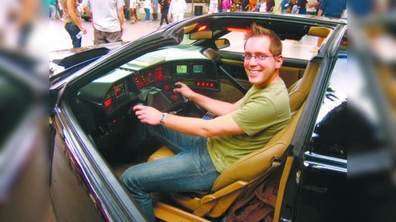 Wird der Traum bald wahr? Autor Elmar A. Schulte am Steuer von Superauto KITT. (Foto: pi)