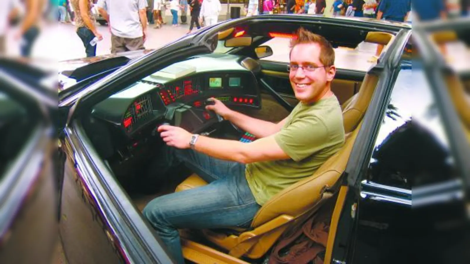 Wird der Traum bald wahr? Autor Elmar A. Schulte am Steuer von Superauto KITT. (Foto: pi)