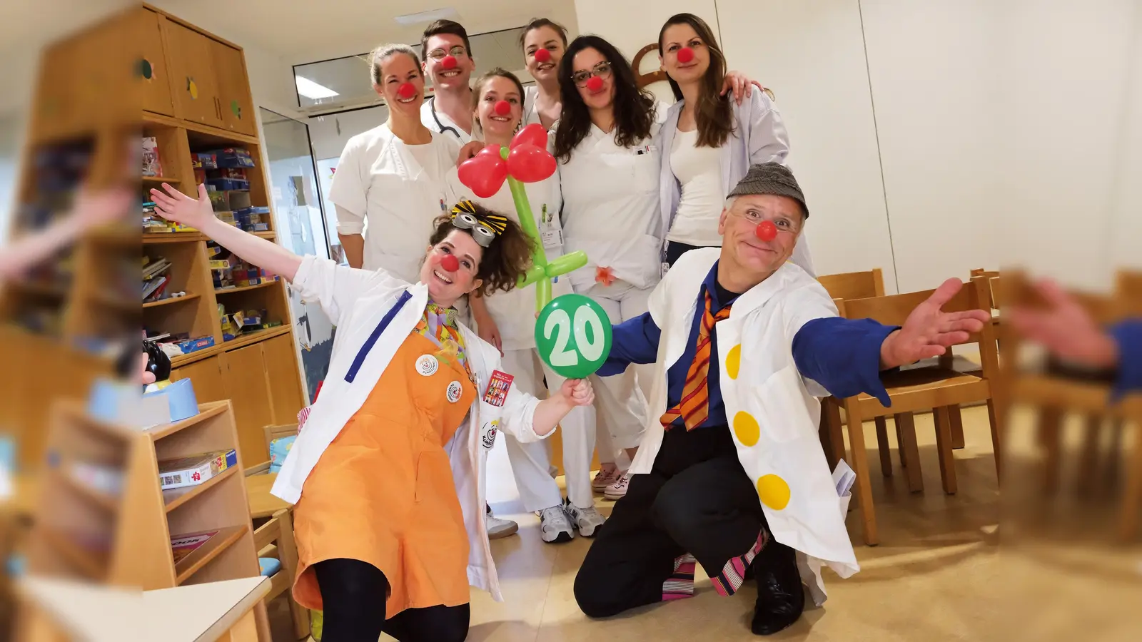 Weil Lachen die beste Medizin ist, kommen die KlinikClowns bereits seit 20 Jahren ins Kinderkrankenhaus in Harlaching. (Foto: Manfred Lehner)