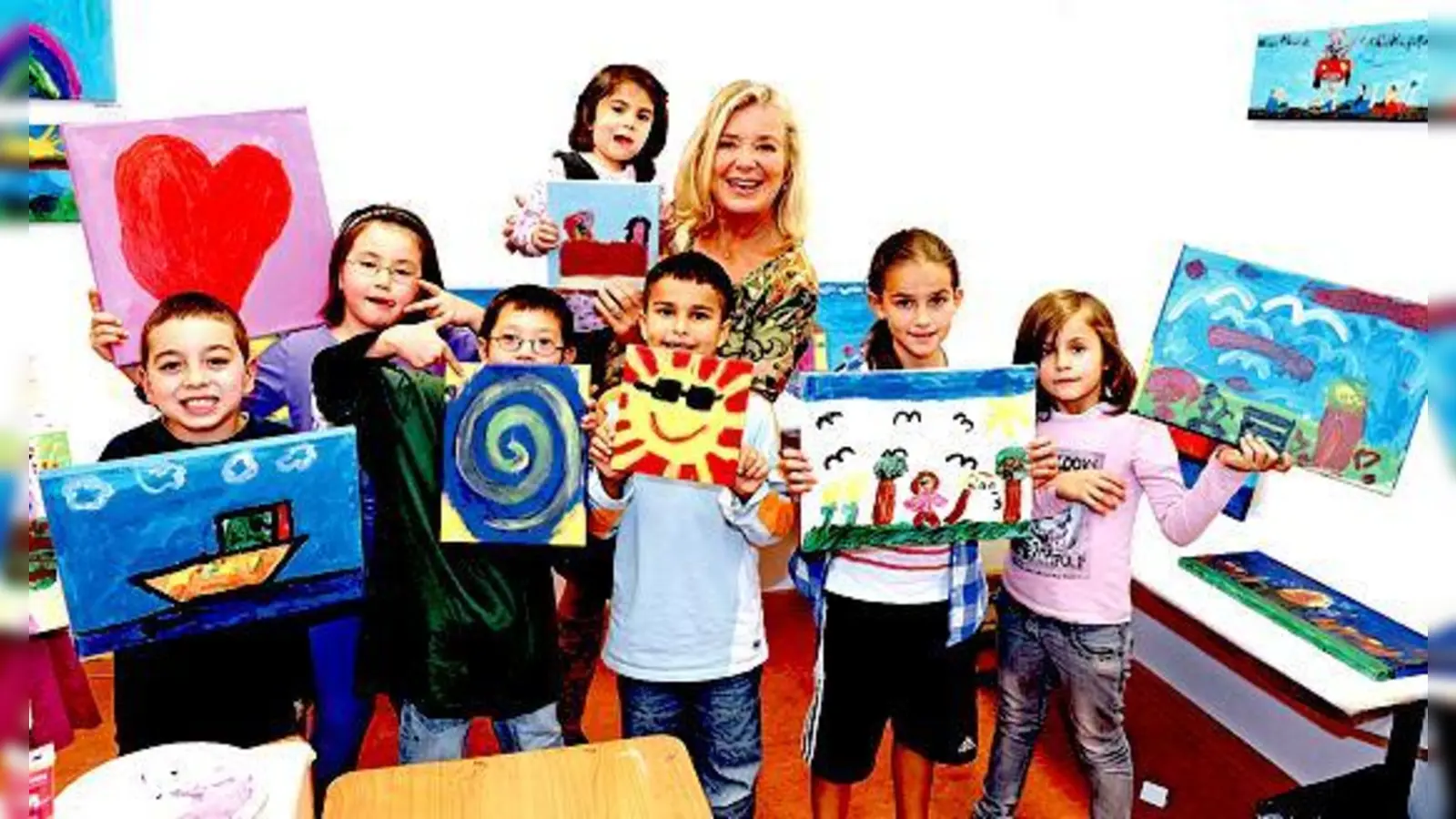 Jutta Speidel und ihre Horizont-Kinder  Kunst macht Spaß und ist Therapie zugleich.	 (Foto: Verein)