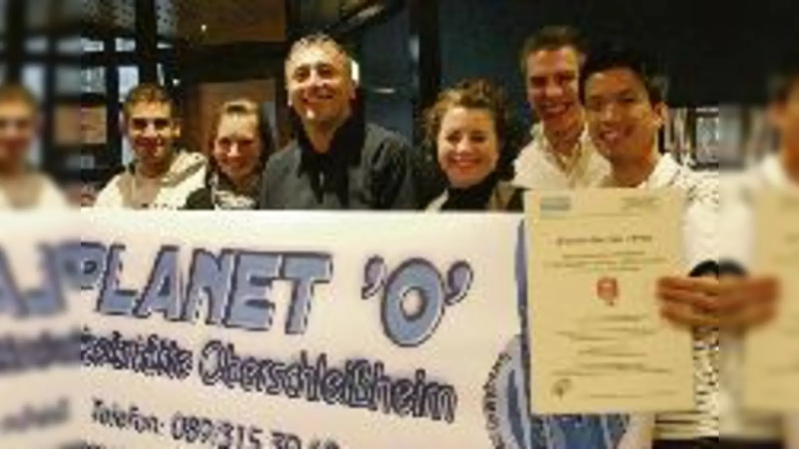 Mohammed Khafagy, Caroline Scherrer, Deniz Dadli, Aylin Tincan, Wallie Gavieres und Daniel Gossner (v.l.) sind stolz auf den ersten Preis für ihre Unterschriftenaktion gegen Landminen.  (Foto: ko)