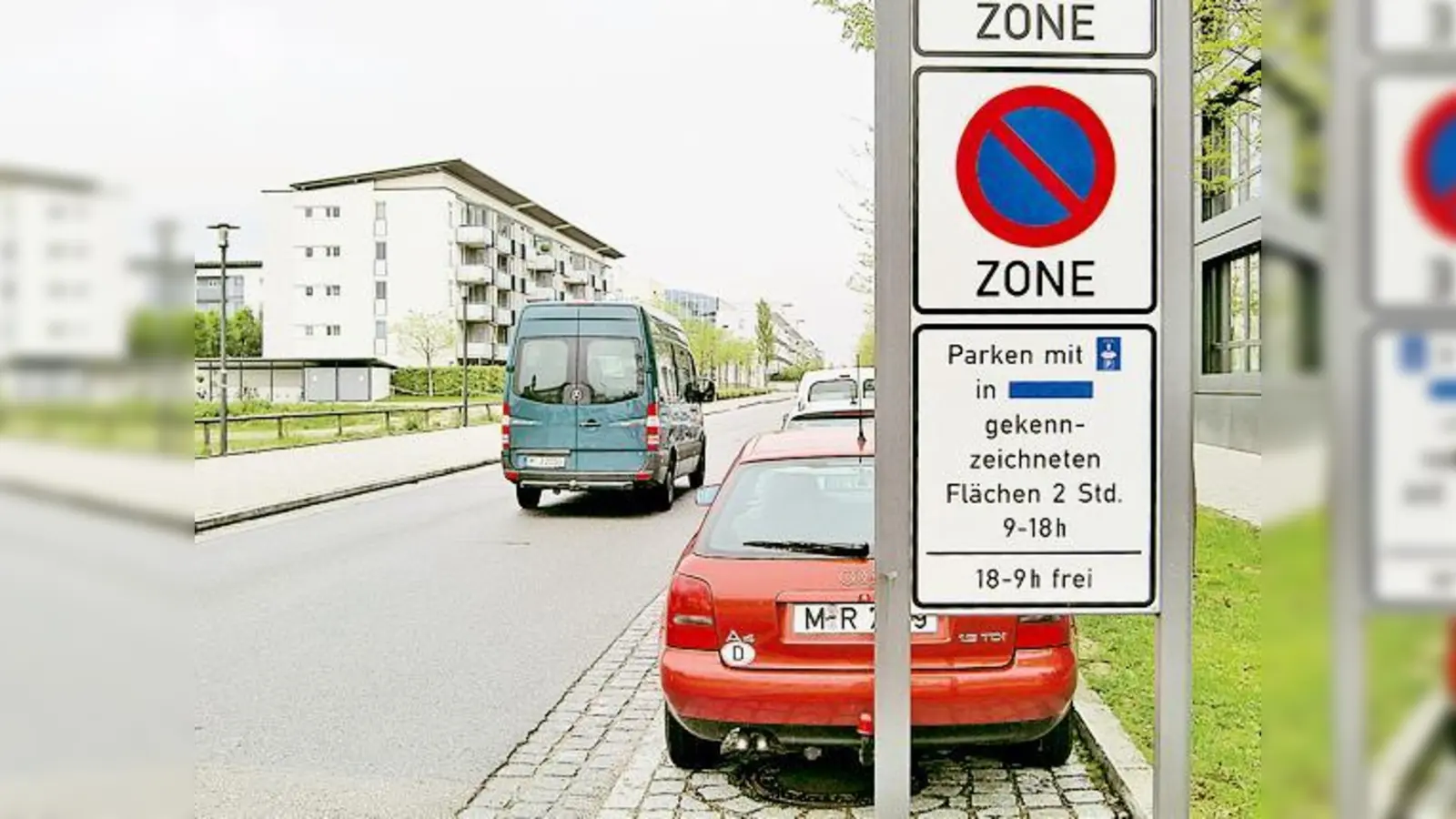 Kurzparkzone Lehrer-Wirth-Straße: Messebesucher parken zwar nicht lang, Anwohner riskieren hingegen nach zwei Stunden Parkzeit ein Knöllchen.   (Foto: ikb)