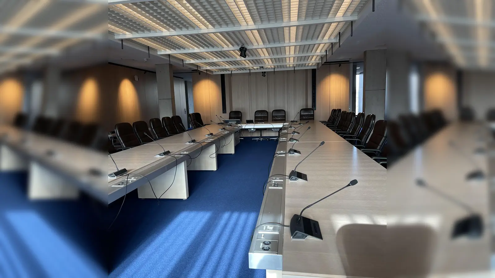 Der große Sitzungssaal im Rathaus punktet jetzt mit einer modernen Konferenztechnik (Foto: Birgit Doll)