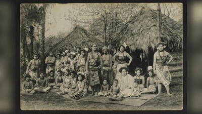 Auf dieser Ansichtskarte von 1910 sieht man Tupua Tamasese Lealofi mit samoanischen Völkerschau-Reisenden. Im deutschen Kaisserreich gab es einige solcher Völkerschauen zu sehen. (Foto: Privatsammlung Hilke Thode-Arora)
