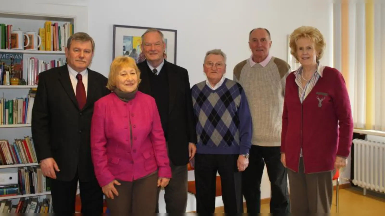 Die Kandidaten für die Wahl zur Seniorenvertretung des 23. Stadtbezirks (v.l.): Walter Merk, Siegried Schneider-Grube, Henning Clewing, Willi Eichhorn, Hanspeter Fischer und Karin Reimann. Es fehlen Anne Attenberger und Markus Reimann. (Foto: sb)