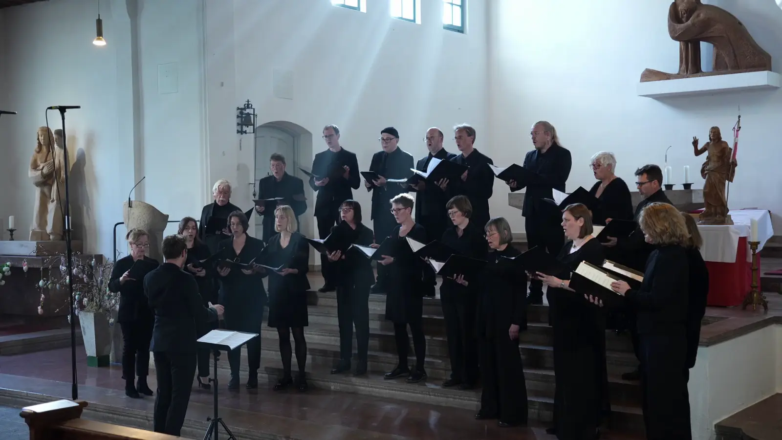 MonaCoro ist ein a-cappella Kammerchor aus München, der sich mit hohem Anspruch an einen homogenen Klang und großer Begeisterung für das Singen ein breites Repertoire an weltlicher und geistlicher Musik erschlossen hat.  (Foto: Chor)
