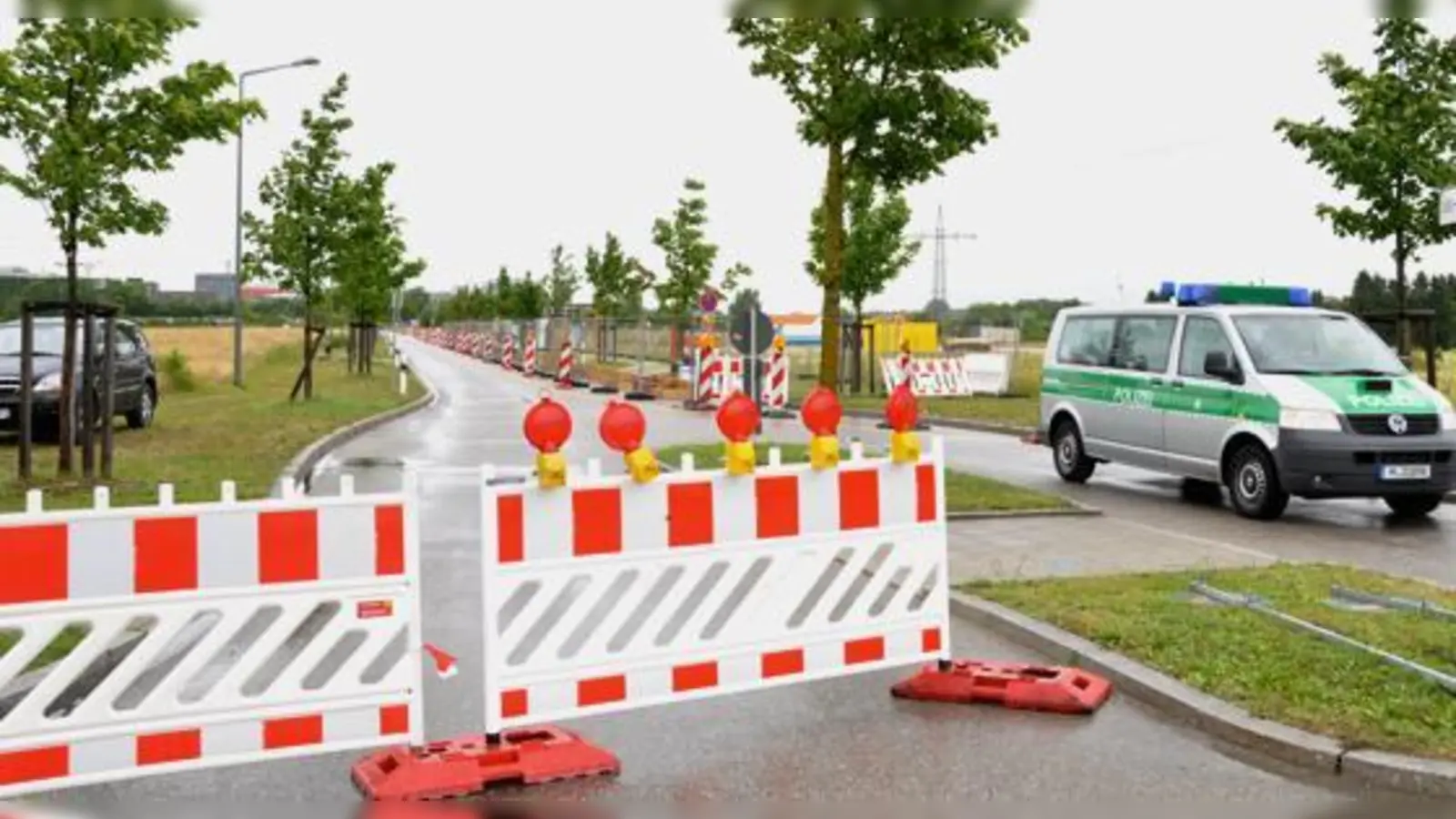 Am Dienstag blieb die Betastraße in Unterföhring aufgrund eines Bombenfundes den ganzen Tag gesperrt. 	 (Foto: Sybille Föll)