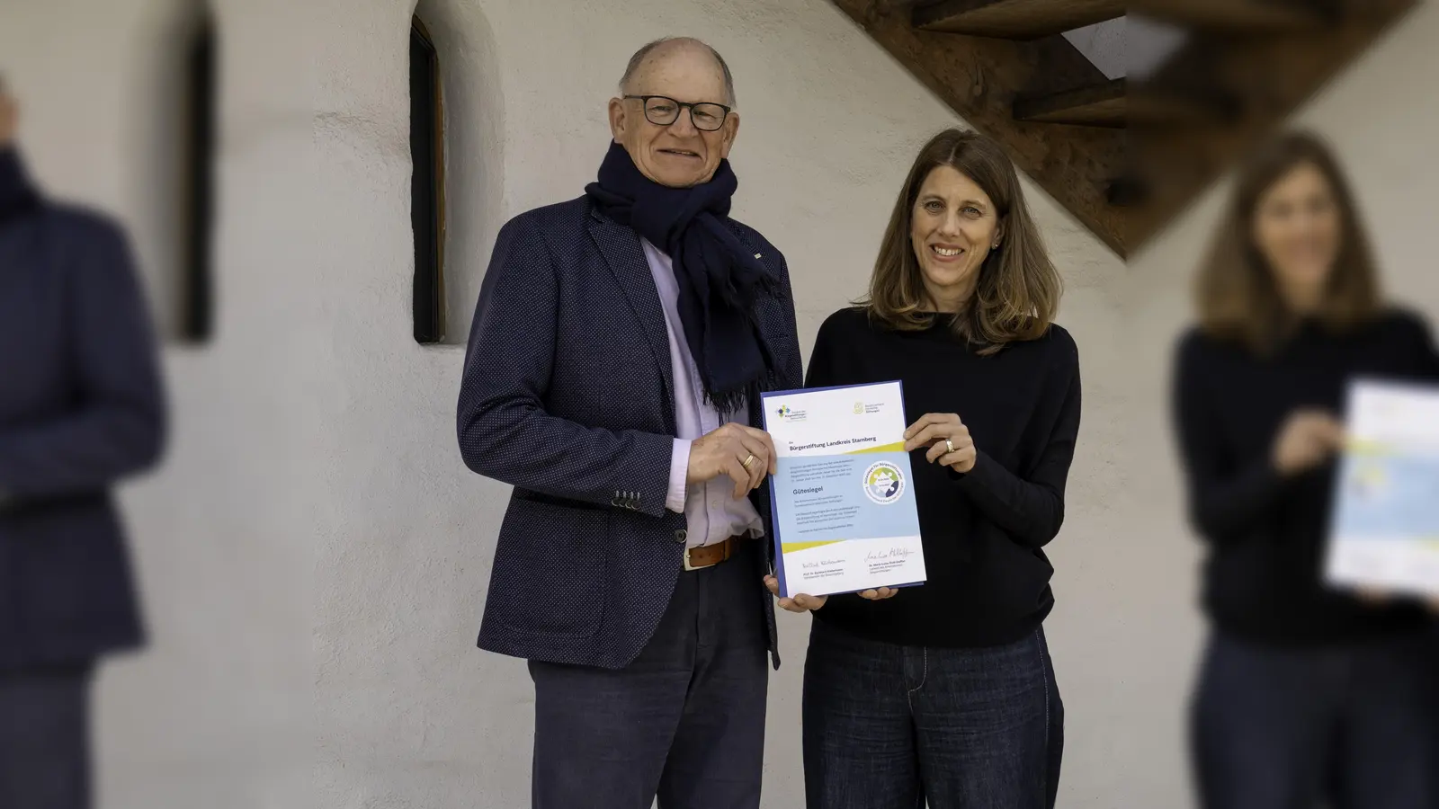 Johann Oberhofer, Geschäftsführer der Bürgerstiftung bei der offiziellen Übergabe durch Ulrike Reichart vom Bündnis der Bürgerstiftungen Deutschlands. (Foto: Bürgerstiftung Landkreis Starnberg)