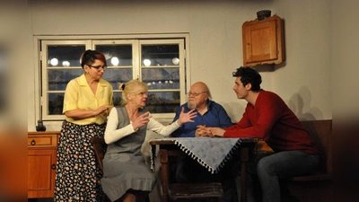 Das Theater Lampenfieber spielt wieder eine Komödie (von links): Angela Sellner, Sonja Bahner, Charly Neumeier, Benedikt Frank. (Foto: Lampenfieber)