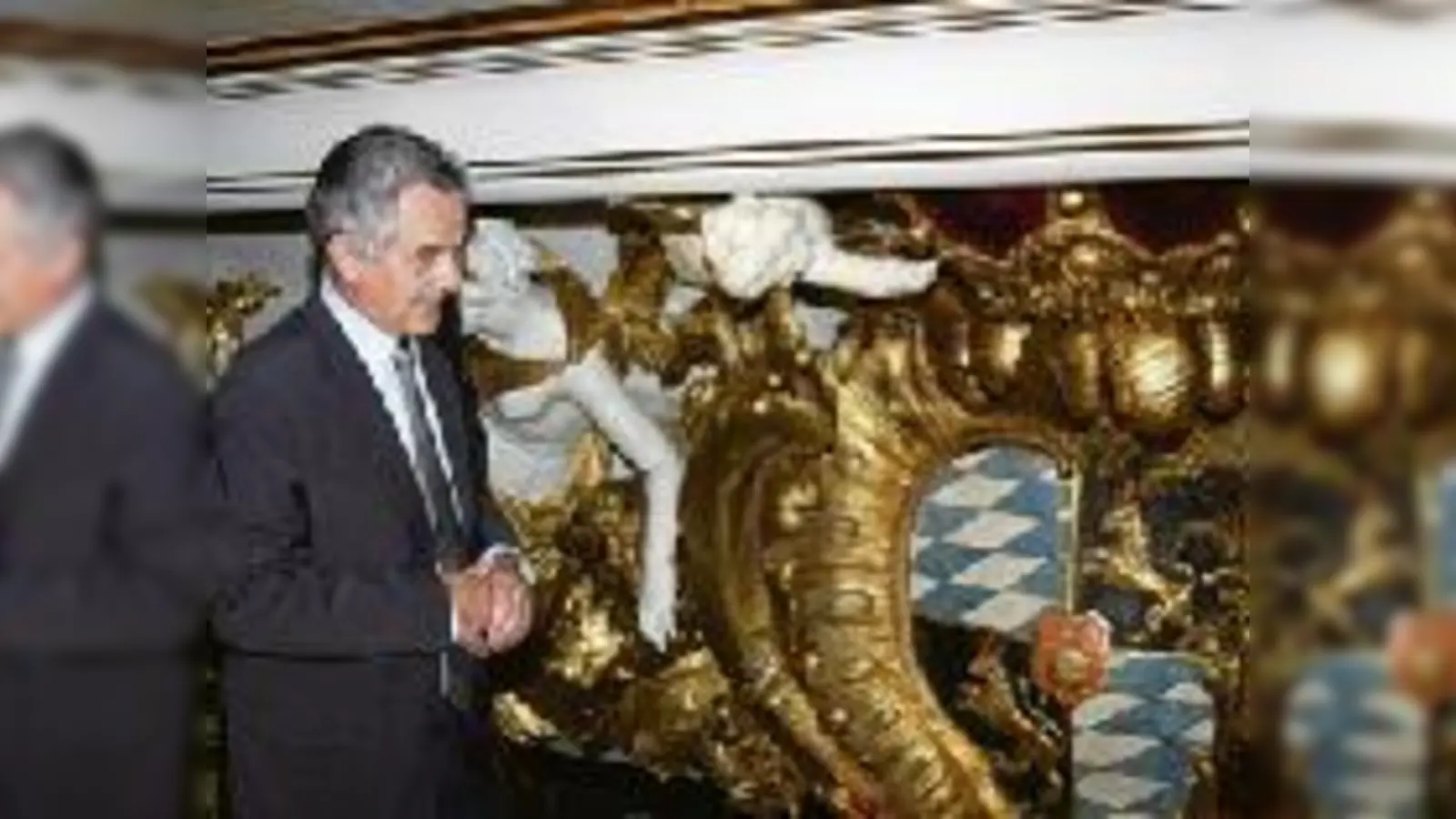 Geld gut angelegt? Hausherr und Finanzminister Kurt Faltlhauser besichtigte am Montag den Stand der Sanierungsarbeiten im Cuvilliés-Theater.  (Foto: stmf)