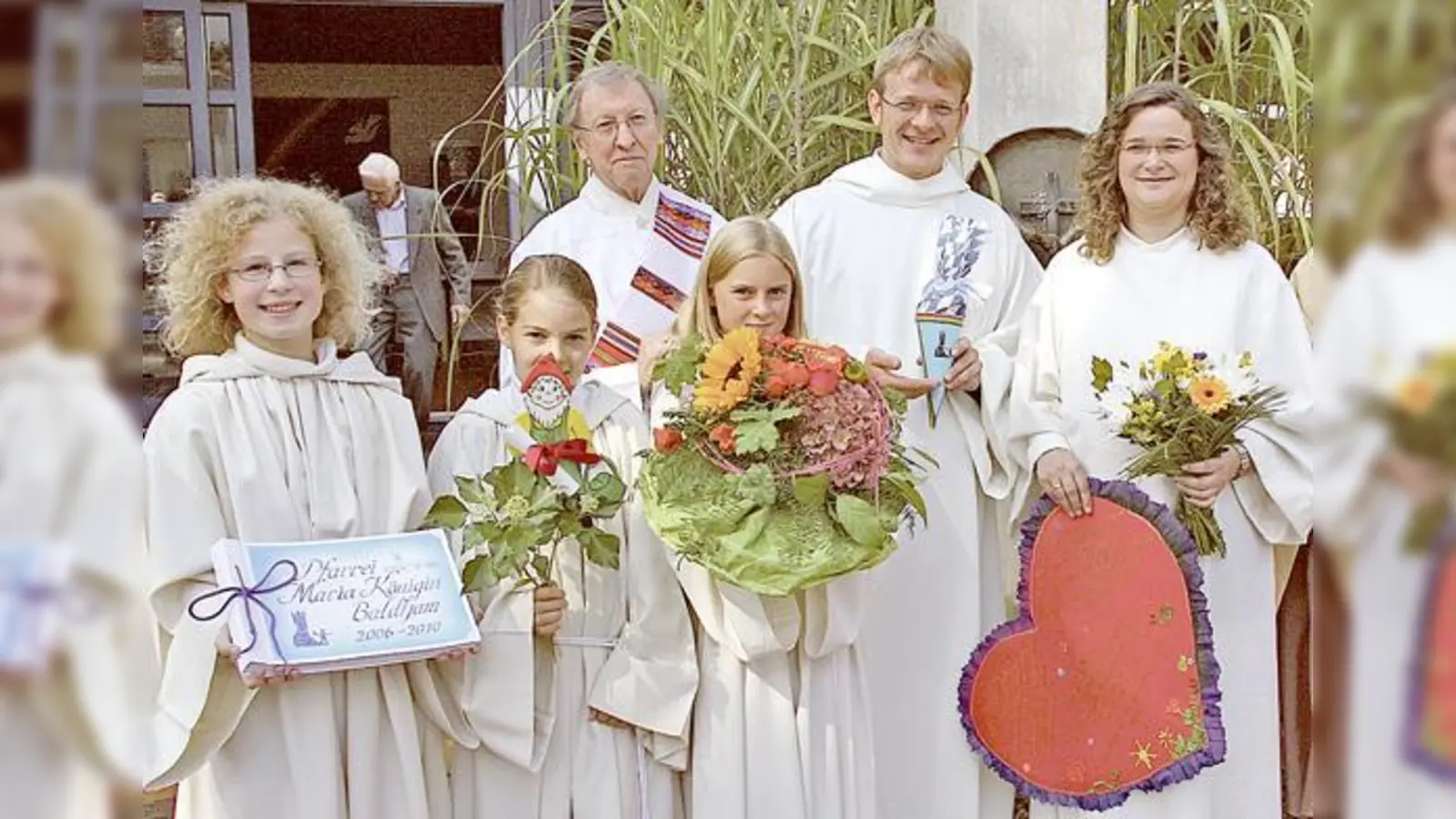 Blumen gab es zum Abschied für Annemarie Nefzger (re.), Dominik Arnold (2. v. re.) bekam eine Schultüte zur Begrüßung.  (Foto: Privat)