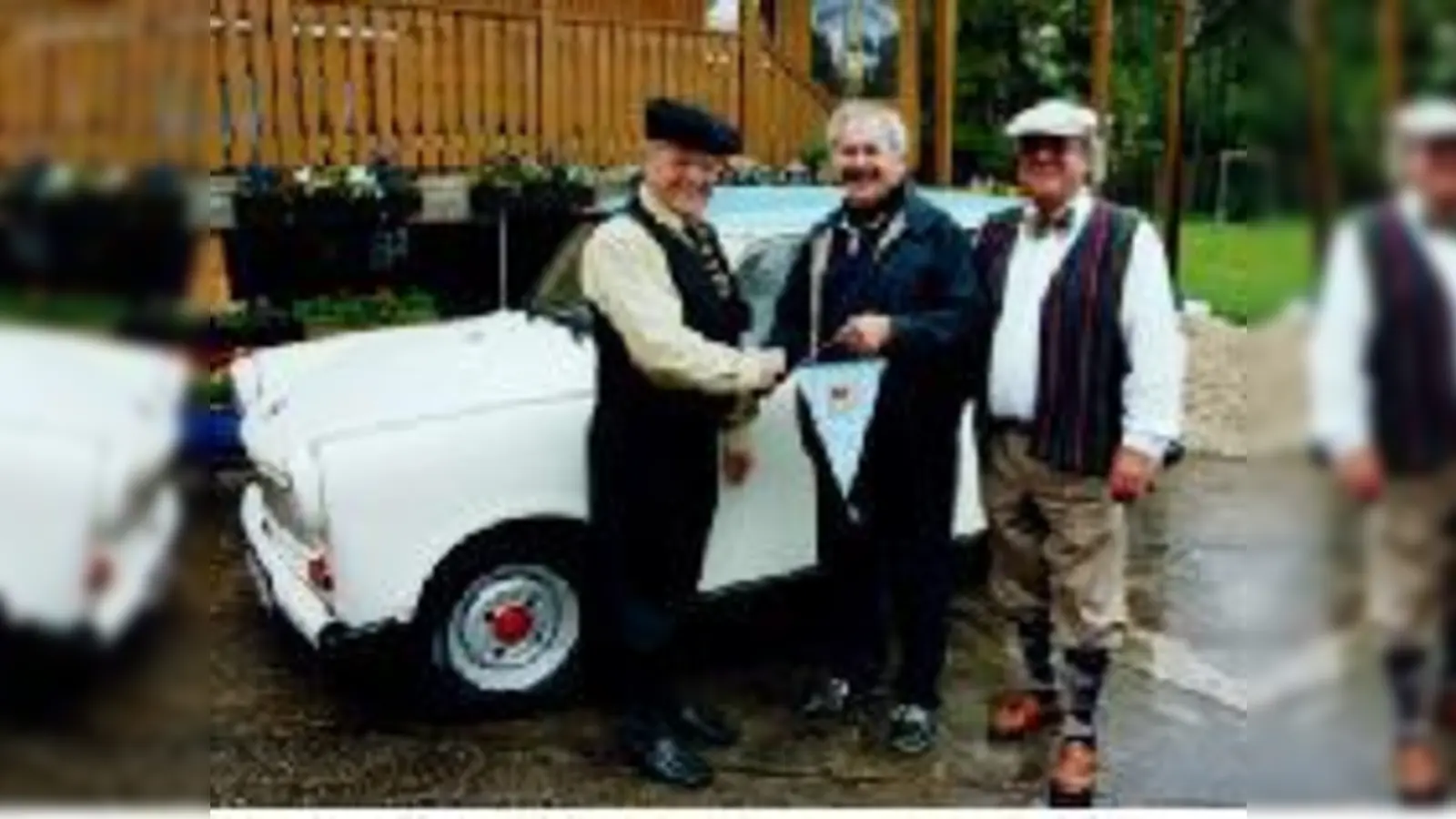 Schlüsselübergabe: Rudolf Batzer (links) und Peter Dennemark (rechts) übergeben die Zündschlüssel zum restaurierten Trabant an Rolf Zeitler.  (Foto: VA)
