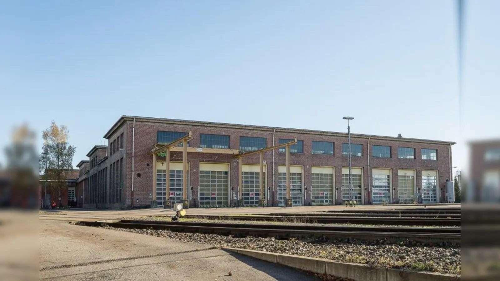 Die Frontansicht des Bahnbetriebswerks mit den Eingangstoren. (Foto: Klaus Bichlmayer)