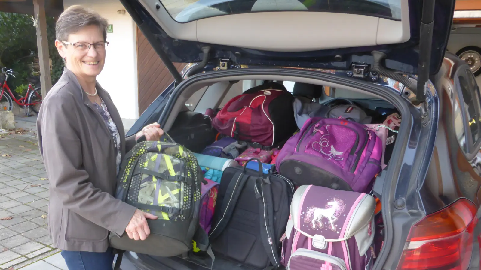 Maria Gallenberger, die Vorsitzender der KLB, sammelt auch in diesem Jahr wieder gut befüllte Schultaschen für den guten Zweck ein.  (Foto: KLB)