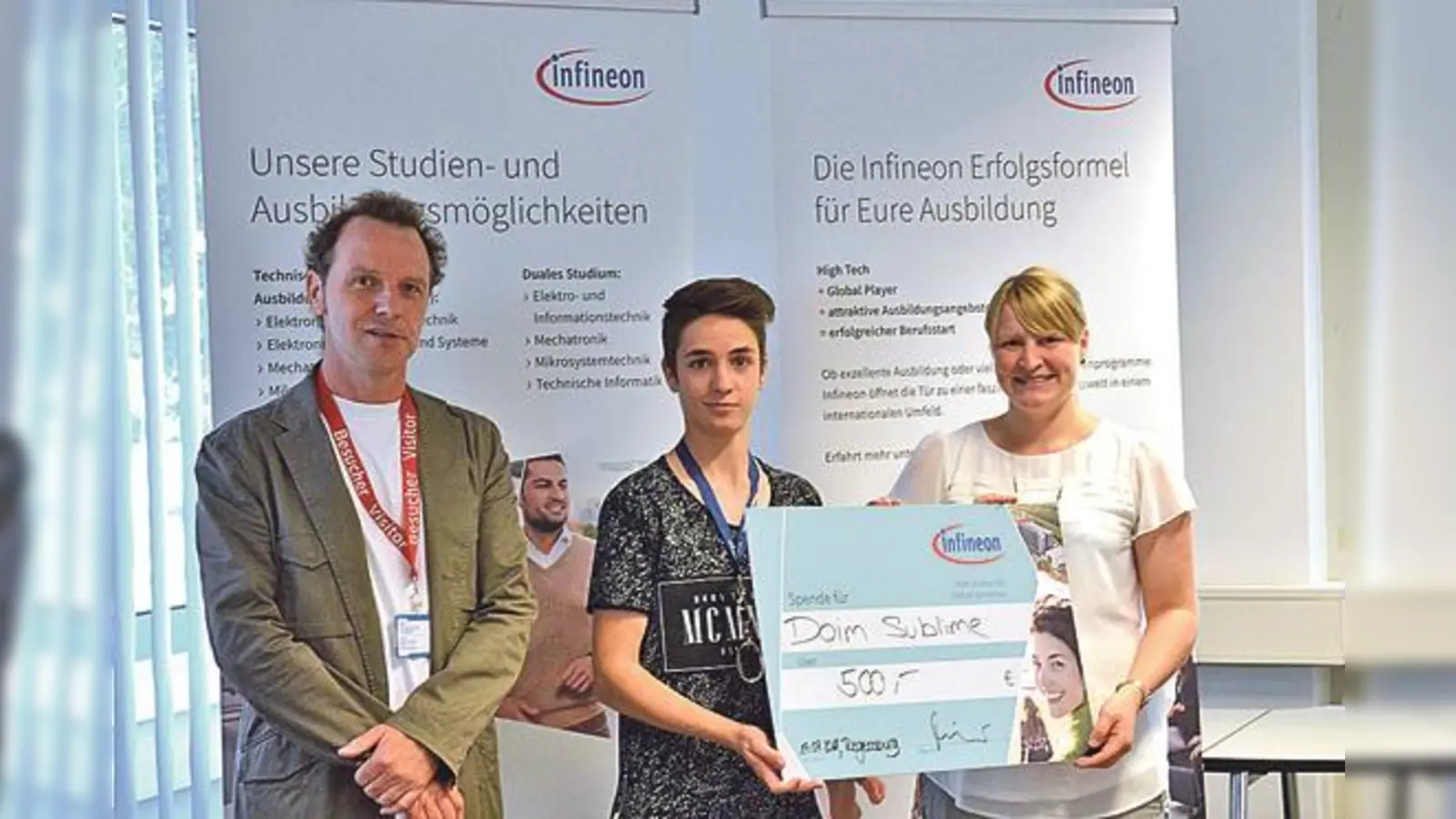 Professor Raimund Förg mit dem Erstplatzierten Dominik Doll und Stefanie Schütz von Infineon Technologies bei der Preisvergabe des »Chips@School«-Wettbewerbs.                    (Foto: VA)