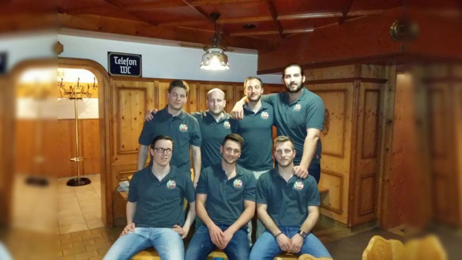 Die neue Vorstandschaft des Burschenvereins (links oben nach rechts unten): die Schriftführer Franz Wucherer und Julian Kanitz, 2. Vorstand Andreas Klein, 1. Vorstand Christian Sedlmair, Kassier Daniel Schuardt und sein Stellvertreter Tobias Stadler sowie der 3. Vorsitzende Thomas Maier. (Foto: pi)