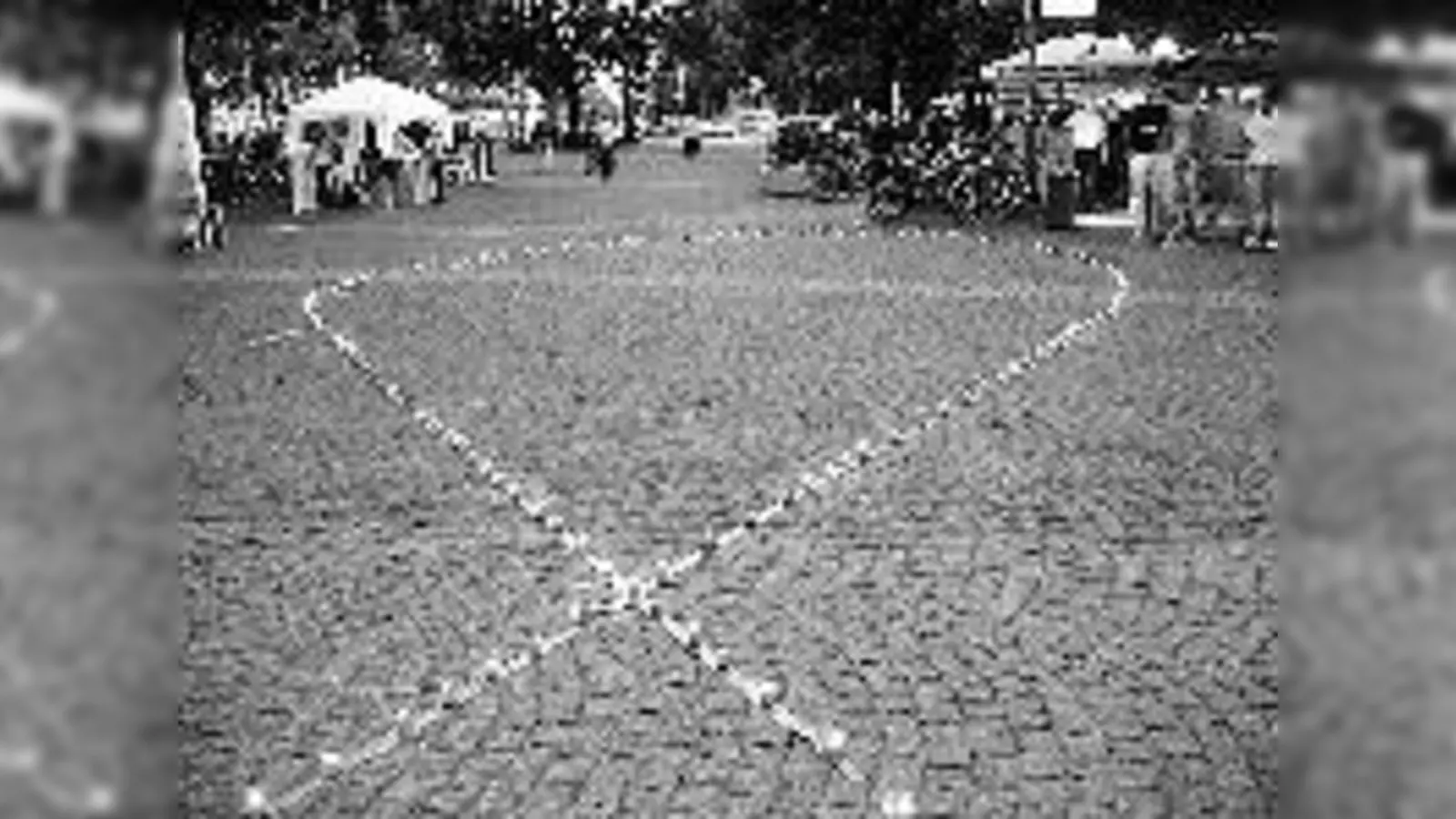 Berühmteste Schleife der Welt: Mit 200 Kerzen machten die Teilnehmer auf das Leid aufmerksam.  (Foto: VA)