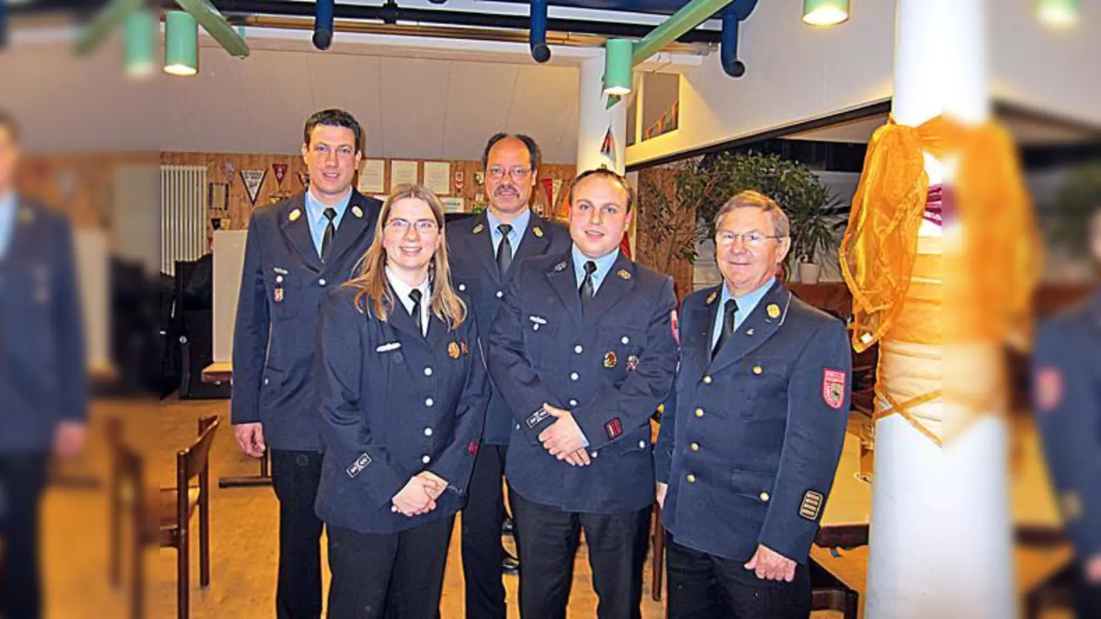 Wolfgang Deutschmann, Vertrauensfrau Elisabeth Reitsberger, Vertrauensmann Rolf Pfaff, Julian Kuhn und Kreisbrandrat Gerhard Bullinger (v. l.) in Vaterstetten. 	 (Foto: FFW)