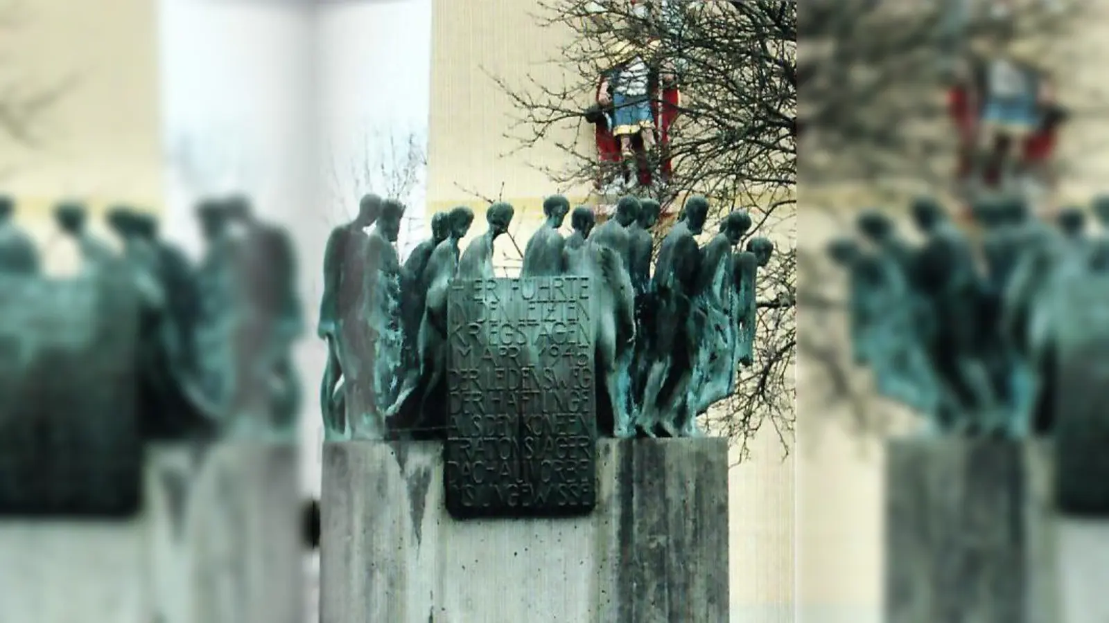 Bild 1: Pilgrim-Mahnmal vor dem Feuerwehrhaus (Foto: Demmel)