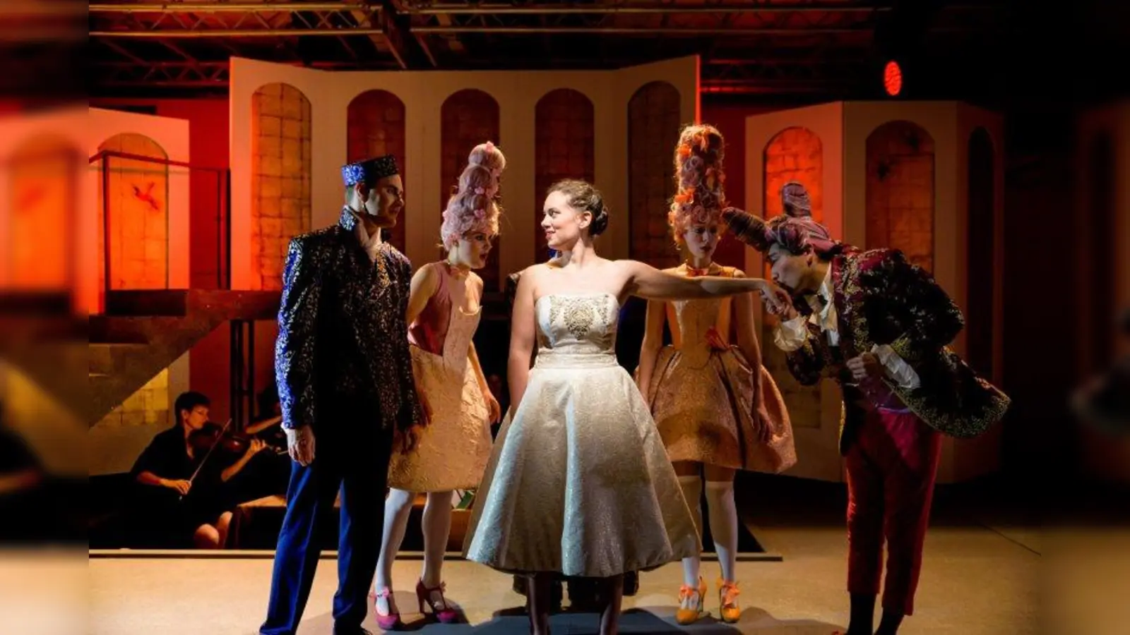 La Cenerentola auf dem Ball: (von Links) Kevin Traugott, Yvonne Prentki, Carolin Ritter, Maria Brunauer und Tohru Iguchi (Foto: Stefan Weber PhotoArt)