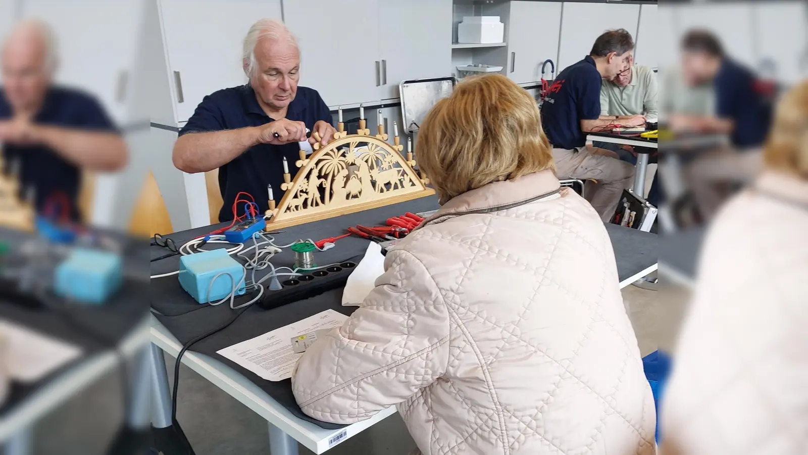 Ein Lichterbogen wurde beim jüngsten Repair-Café erfolgreich repariert. (Foto: HEi Repair Café)