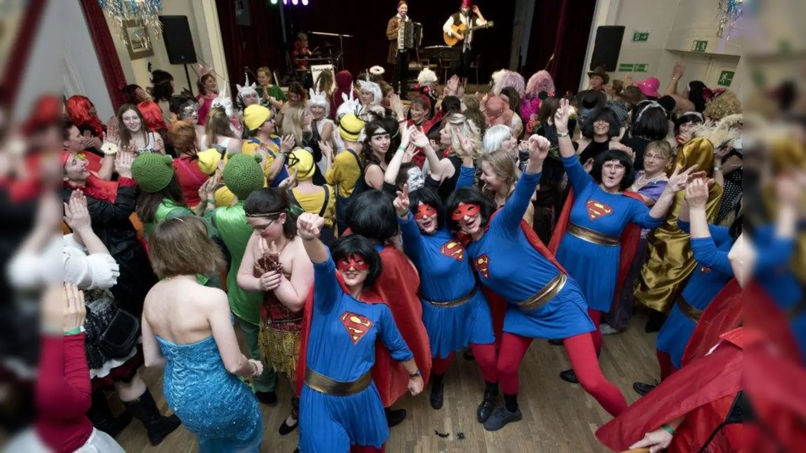 Lassen es richtig krachen: Die Damen beim „Weiberfasching“ des Frauenbundes in Peißenberg. (Foto: Gronau)