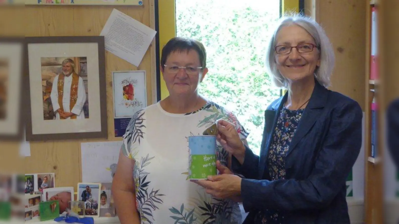 Hildegard Schamper (links) bekam von der zweiten Vorsitzenden des Kneipp-Vereines, Gabriele Hoss-Reinhard, 222 Euro überreicht. (Foto: Kneipp-Verein)