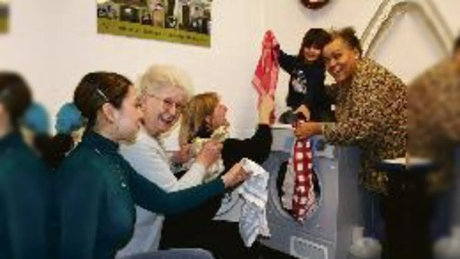 Gemeinsam mit anderen macht sogar Wäsche waschen Spaß  jedenfalls im neuen »Waschcafé« des Mehrgenerationenhauses »Unter den Arkaden« in der Dientzenhoferstraße 66 bis  (68.Foto: em)