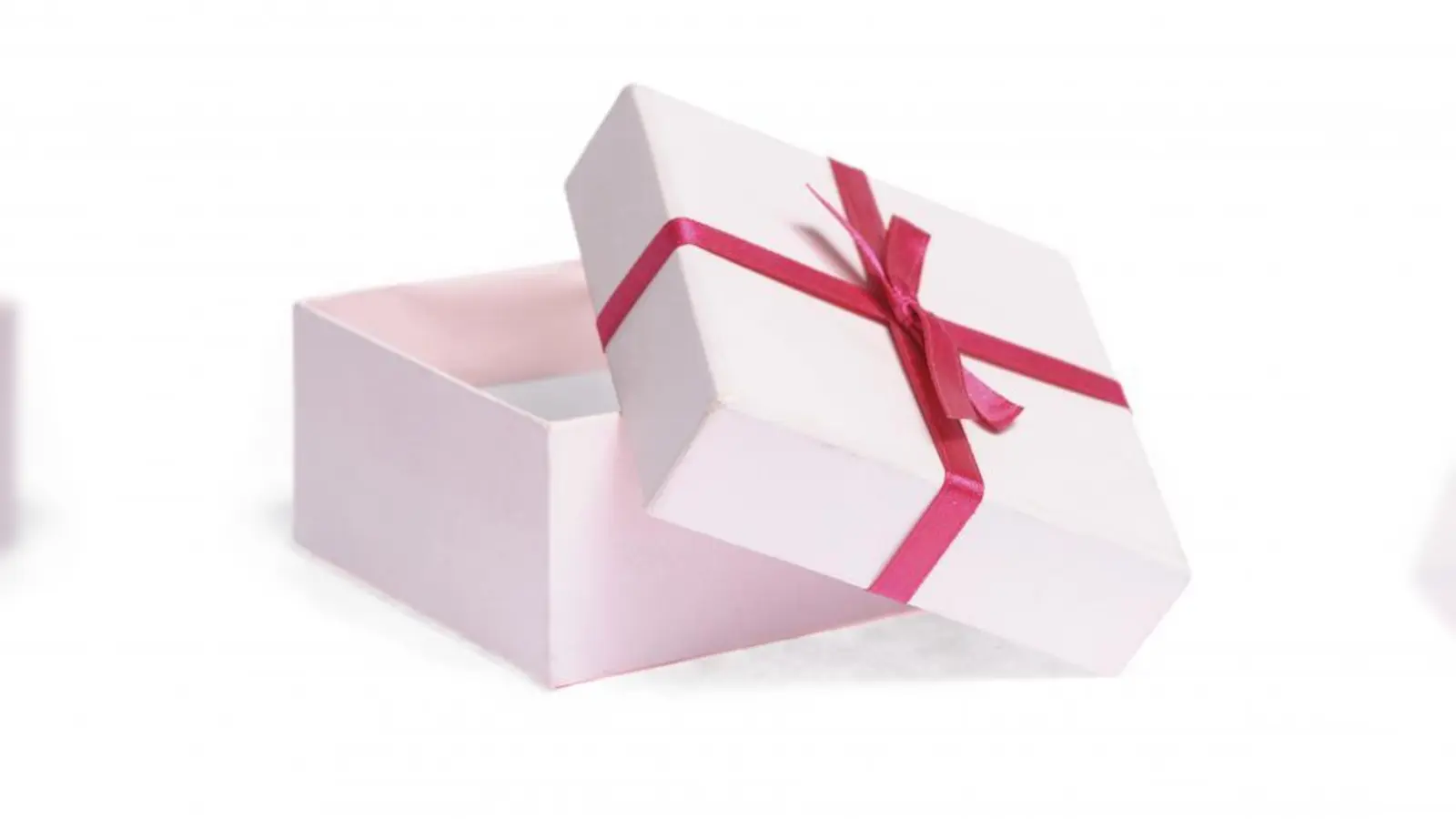 Auf den Inhalt kommt es an: Ein Päckchen kann Kindern viel Freude schenken. Aufkleber nicht vergessen, damit man weiß ob das Geschenk für einen Jungen oder für ein Mädchen bestimmt ist und wie alt der Beschenkte etwa sein sollte. (Foto: photos.com)