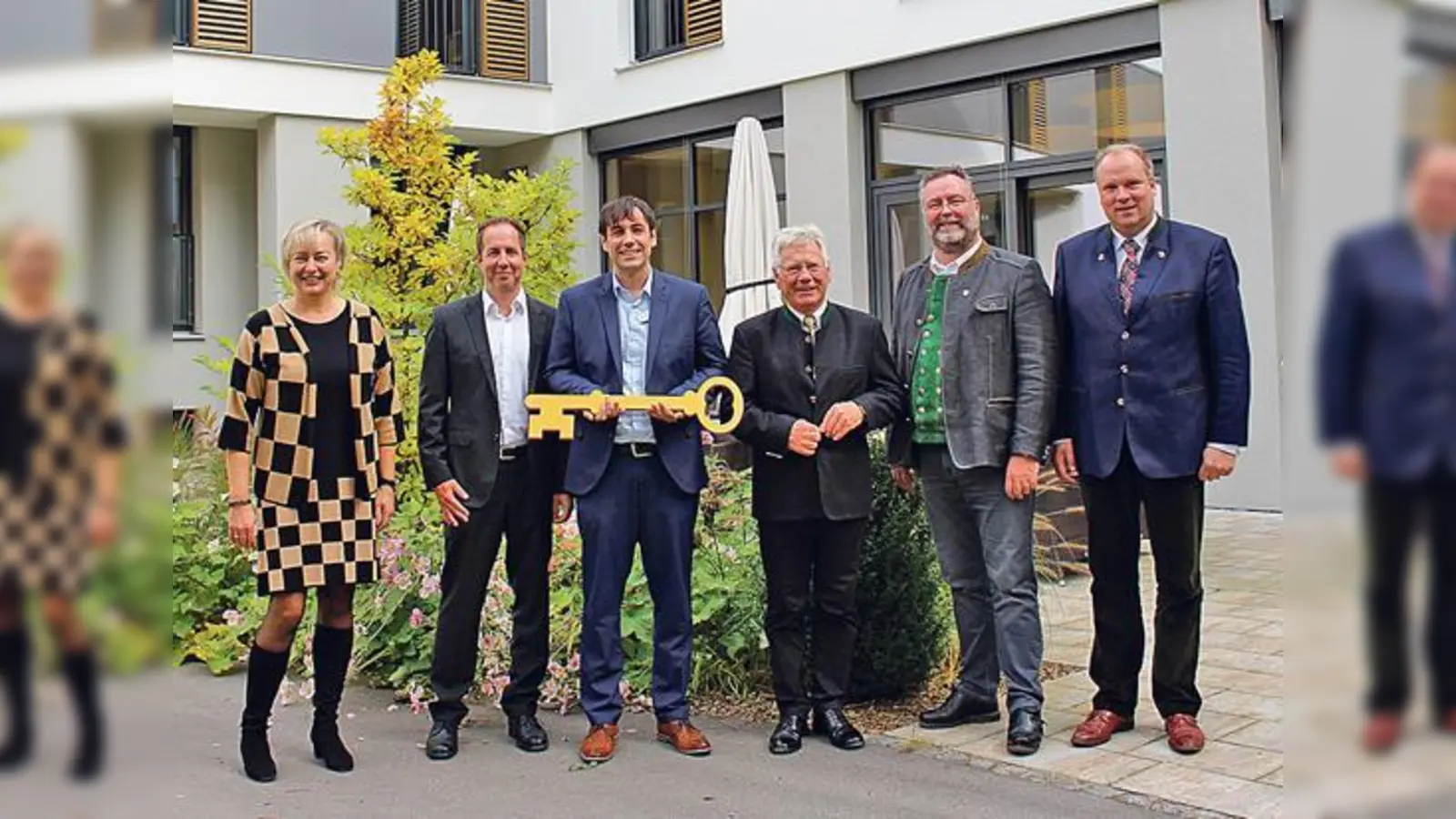 AWO-Oberbayern-Präsidentin Nicole Schley (l.), Architekt Michael Amberg (2. v. l.), Landrat Christoph Göbel (r.), Bürgermeister Alexander Greulich (2. v. r.) und Andreas Niedermeier, Vorstandsvorsitzender der oberbayerischen AWO (3. v. r.).  (Foto: AWO Oberbay)