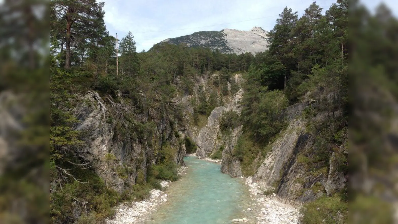 In Scharnitz angekommen, biegt man in Richtung Karwendeltal ab. Im Tal gibt es viele schöne Ausblicke auf die Isar. (Foto: SU)