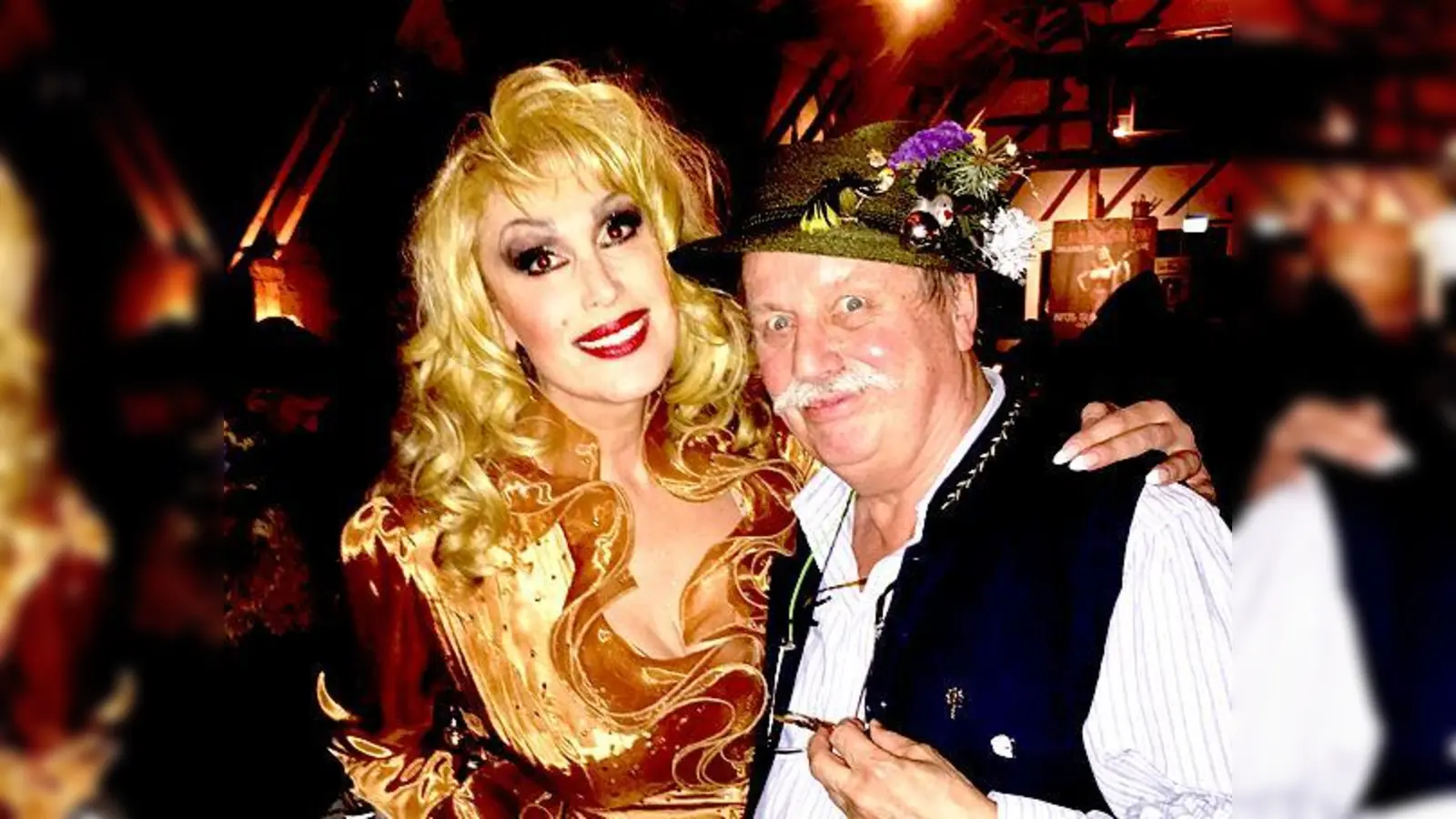 Gloria Gray mit einem der Gratulanten, dem bekannten Kunstmaler Wolfgang Prinz.	 (Foto: VA)