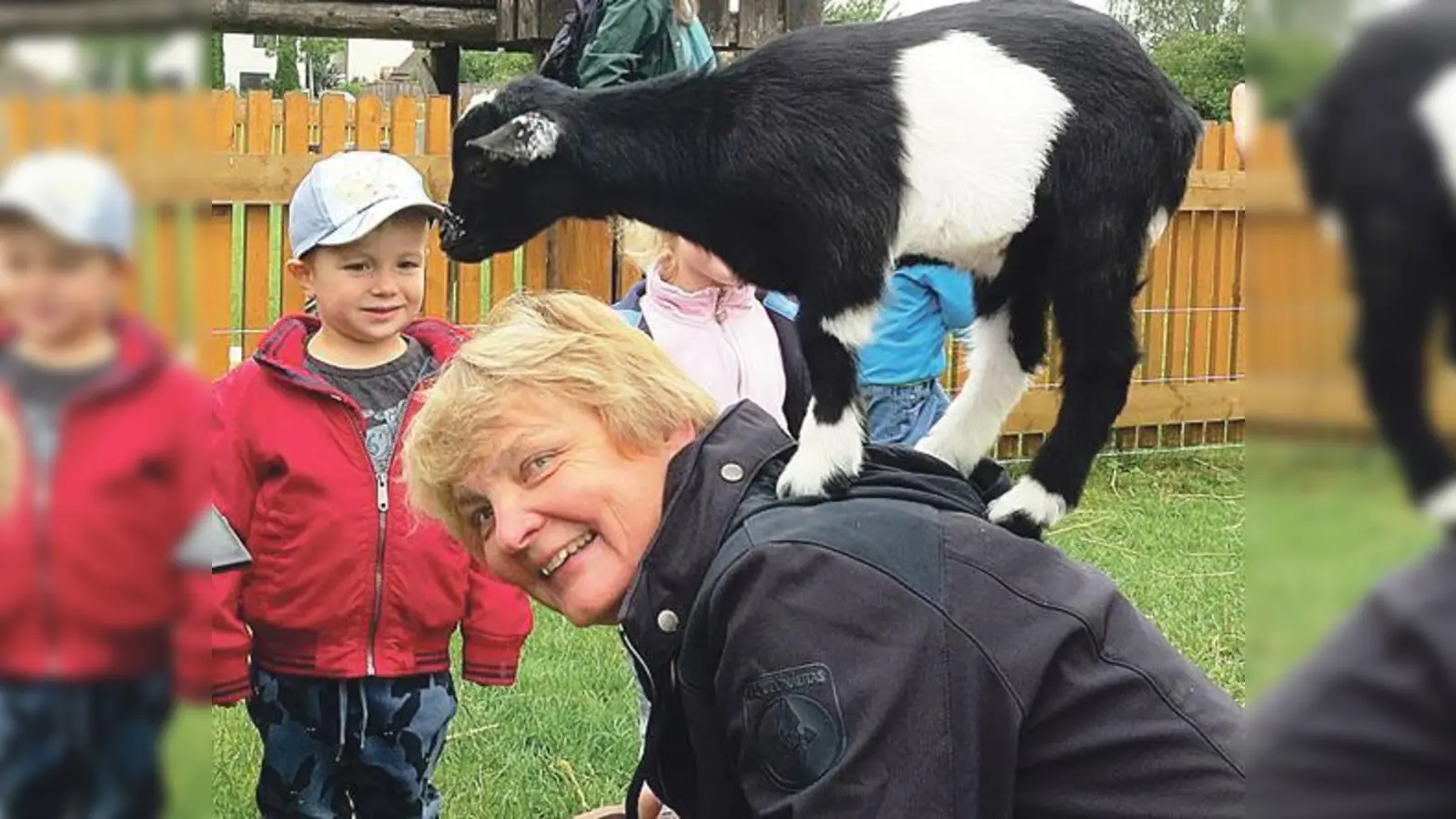 Keine Angst vor kleinen Tieren: Kinderpark-Leiterin Karin  Ossig nimmt das Zicklein huckepackt.	 (Foto: privat)
