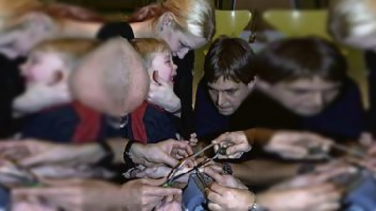 Sieht schlimm aus, ging aber gut: die Befreiung von Tobias.  (Foto: Feuerwehr)