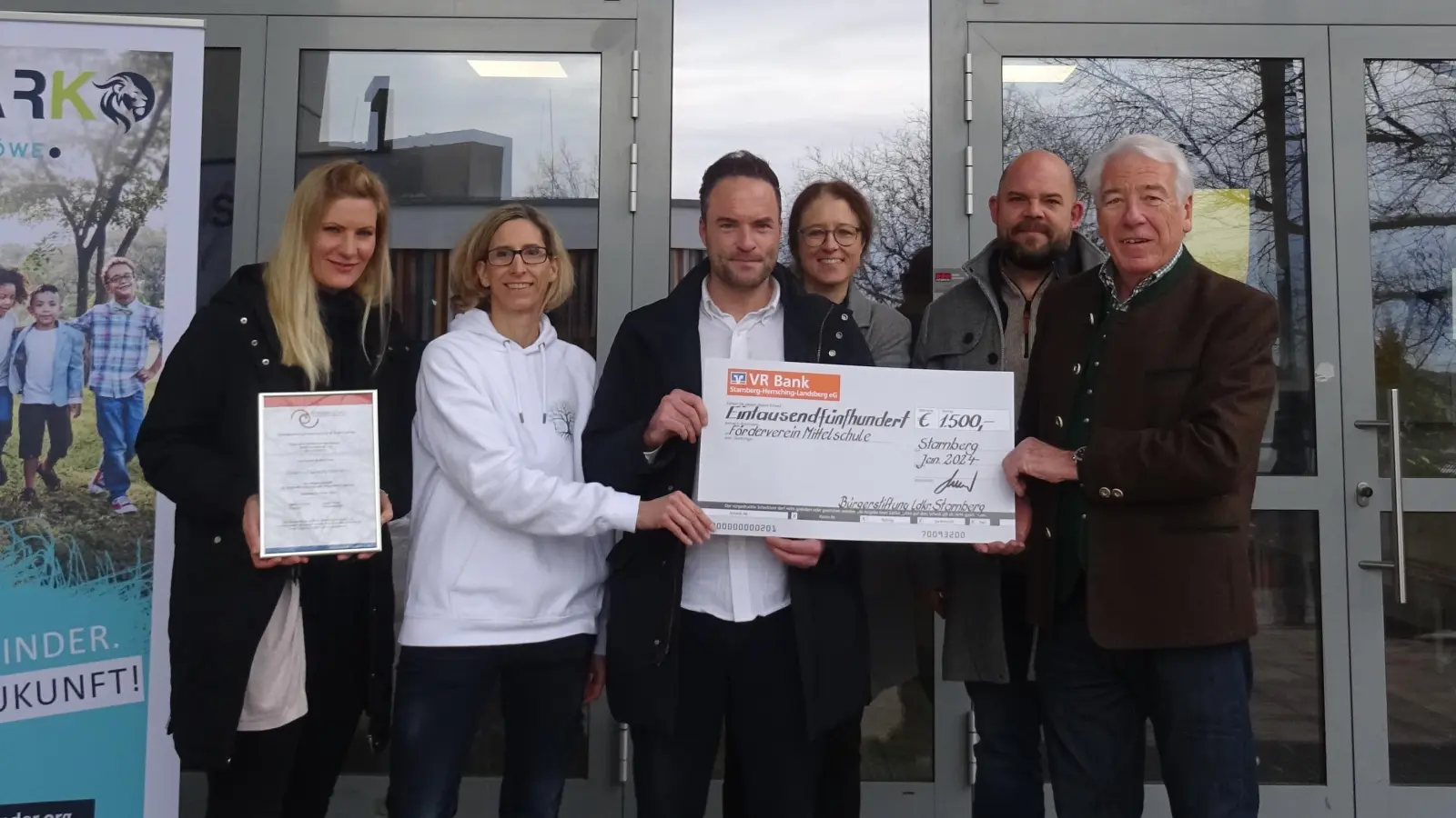 Spende für ein wichtiges Projekt (von links): Katharina Baur (Lehrerin), Katrin Schmidt (Trainerin), Amadeus Hiltl (Konrektor), Marion Sammet (Förderverein), Christopher Bulach (Jugendsozialarbeit an Schulen) und Gustav Huber (Geschäftsführer Bürgerstiftung).  (Foto: Bürgerstiftung)