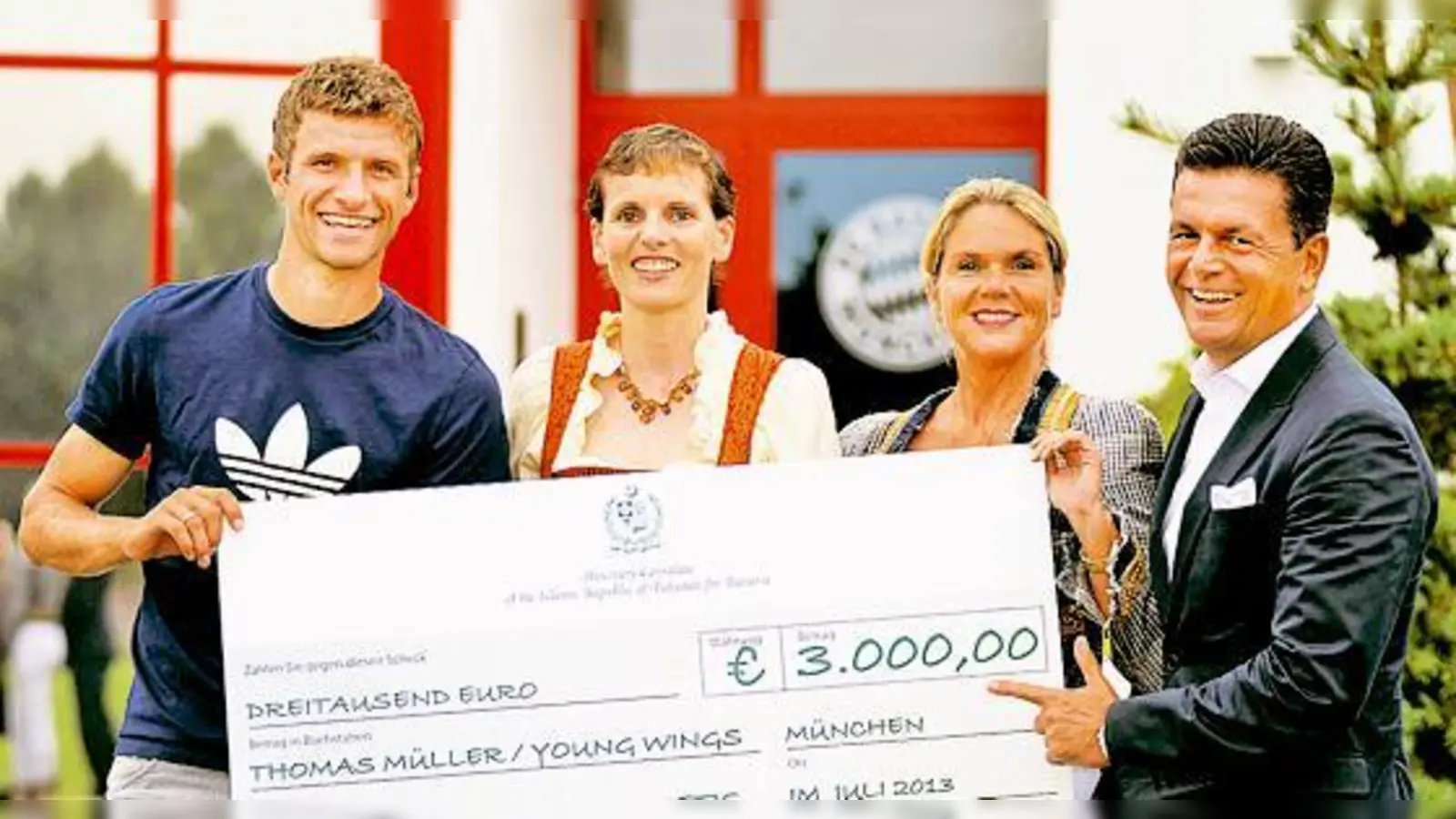 Geld für den guten Zweck (v. l.) Thomas Müller, Martina Münch-Nicolaidis und das Ehepaar Poetis bei der Scheckübergabe.	 (Foto: Schunk)