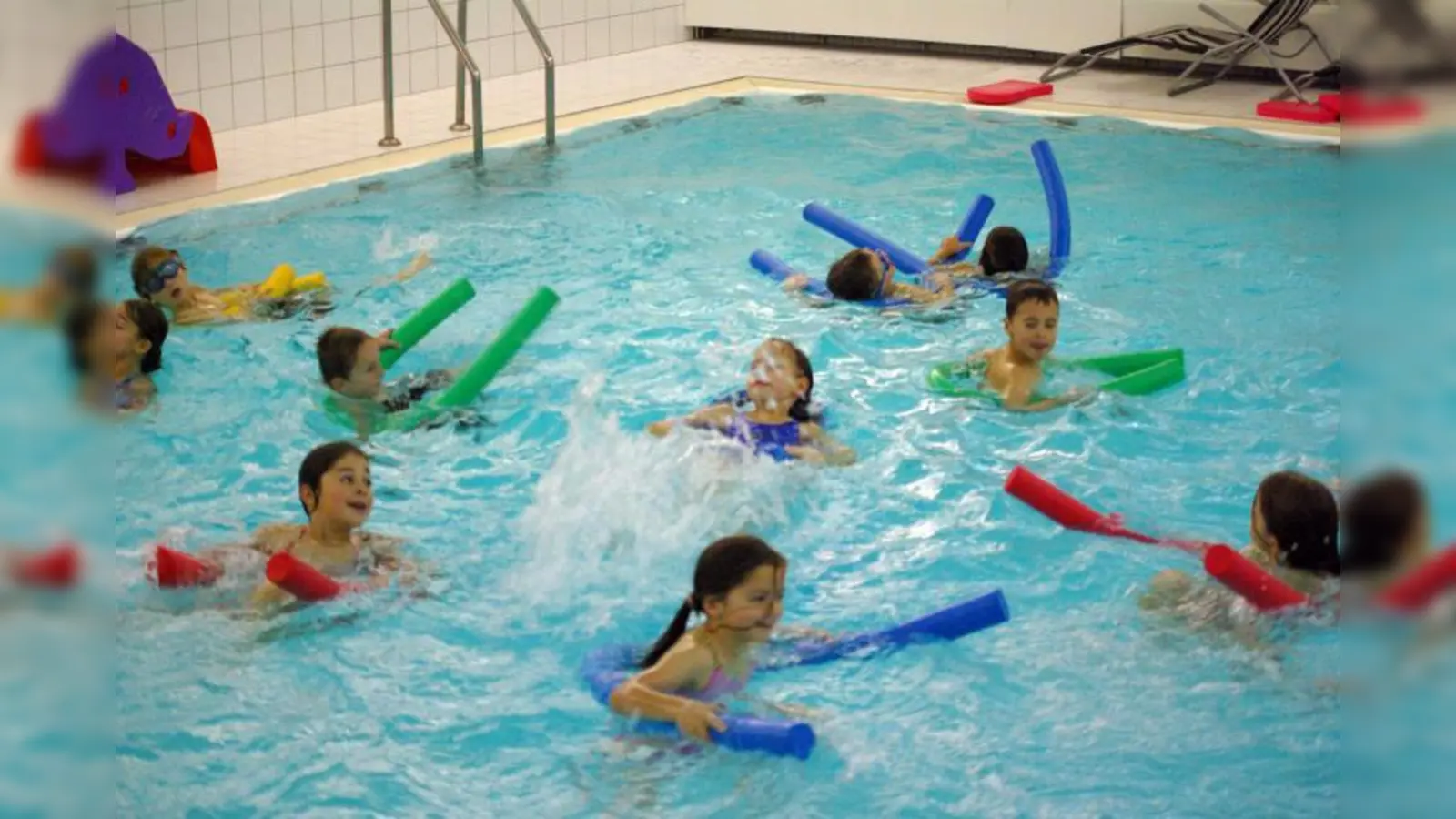 Im hauseigenen Schwimmbad des ESV Neuaubing brodelt das Wasser, wenn hier die KiSS-Kinder rutschen, tauchen und schwimmen. (Foto: pi)