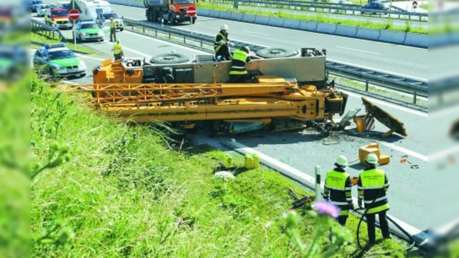 Glück im Unglück: Der Fahrer des Kranwagens blieb unverletzt. (Foto: Polizei)