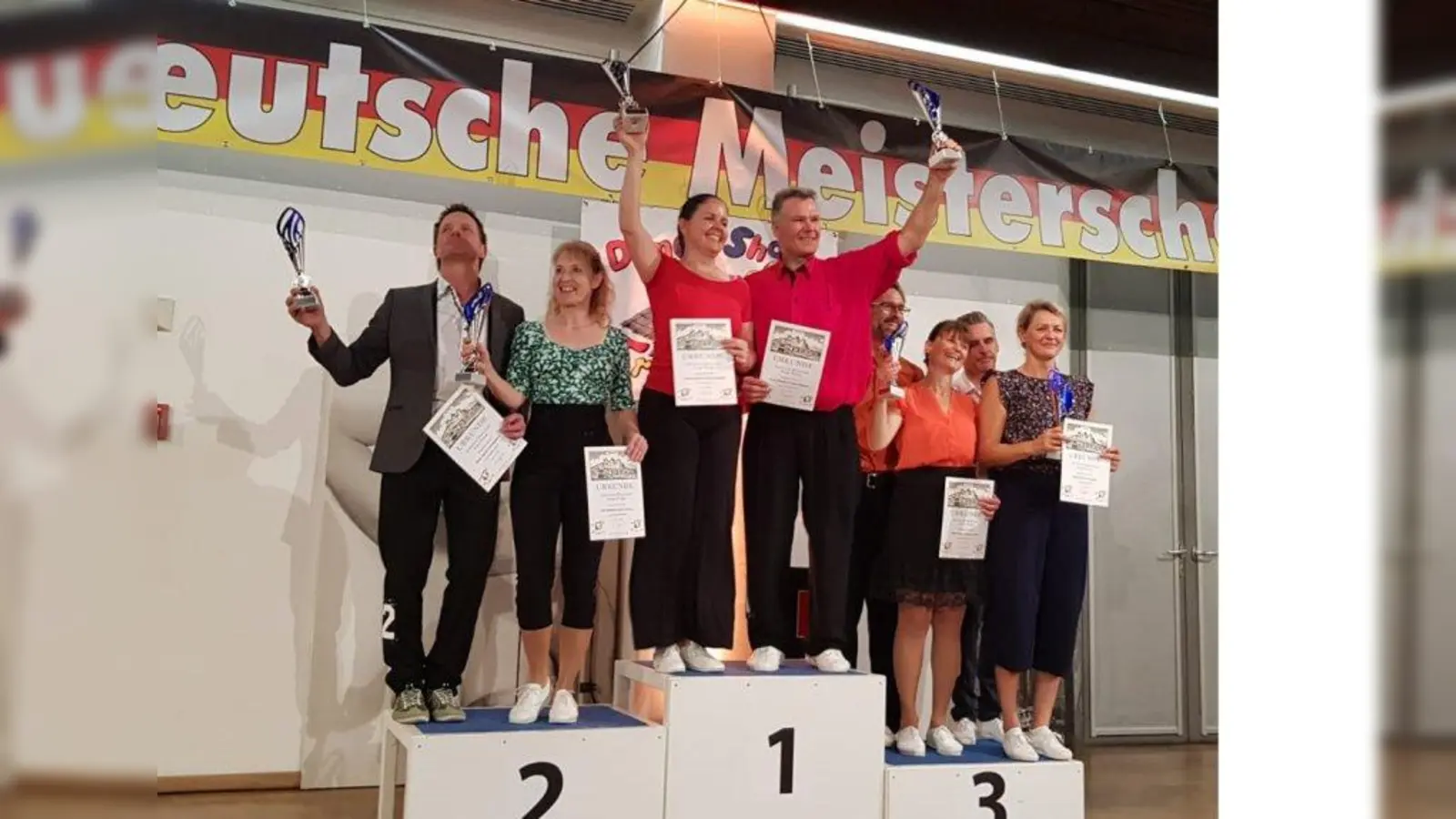Die große Stunde für die Weilheimer Boogie-Tänzer: Sie stehen ganz oben auf dem Treppchen. (Foto: TSA Weilheim)
