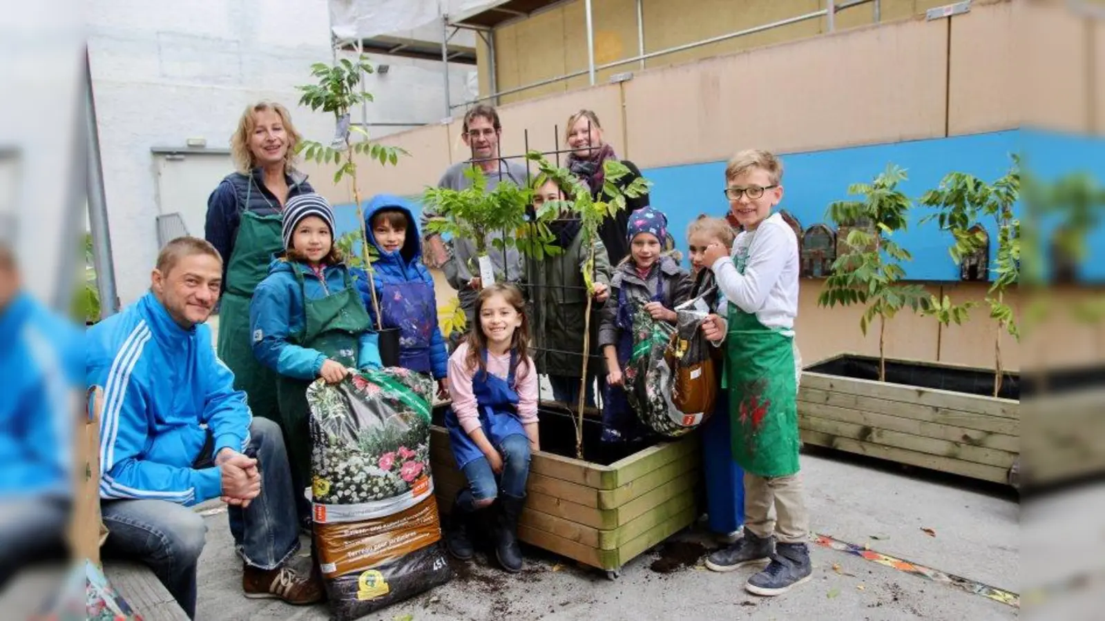 Endlich fertig! Die „Fabrikkinder” sorgten in den Herbstferien für viel Grün im Innenhof am Kindercafé der Pasinger Fabrik. Umgestaltung und Verschönerung sind damit abgeschlossen. Künftig können sich die Gäste des Cafés auch ein Sonnenplätzchen draußen suchen. Bei der Pflanzaktionen halfen Jens Lamm, Conny Beckstein, Ben Mirimanimann und Theresia Dei (von links). (Foto: us)