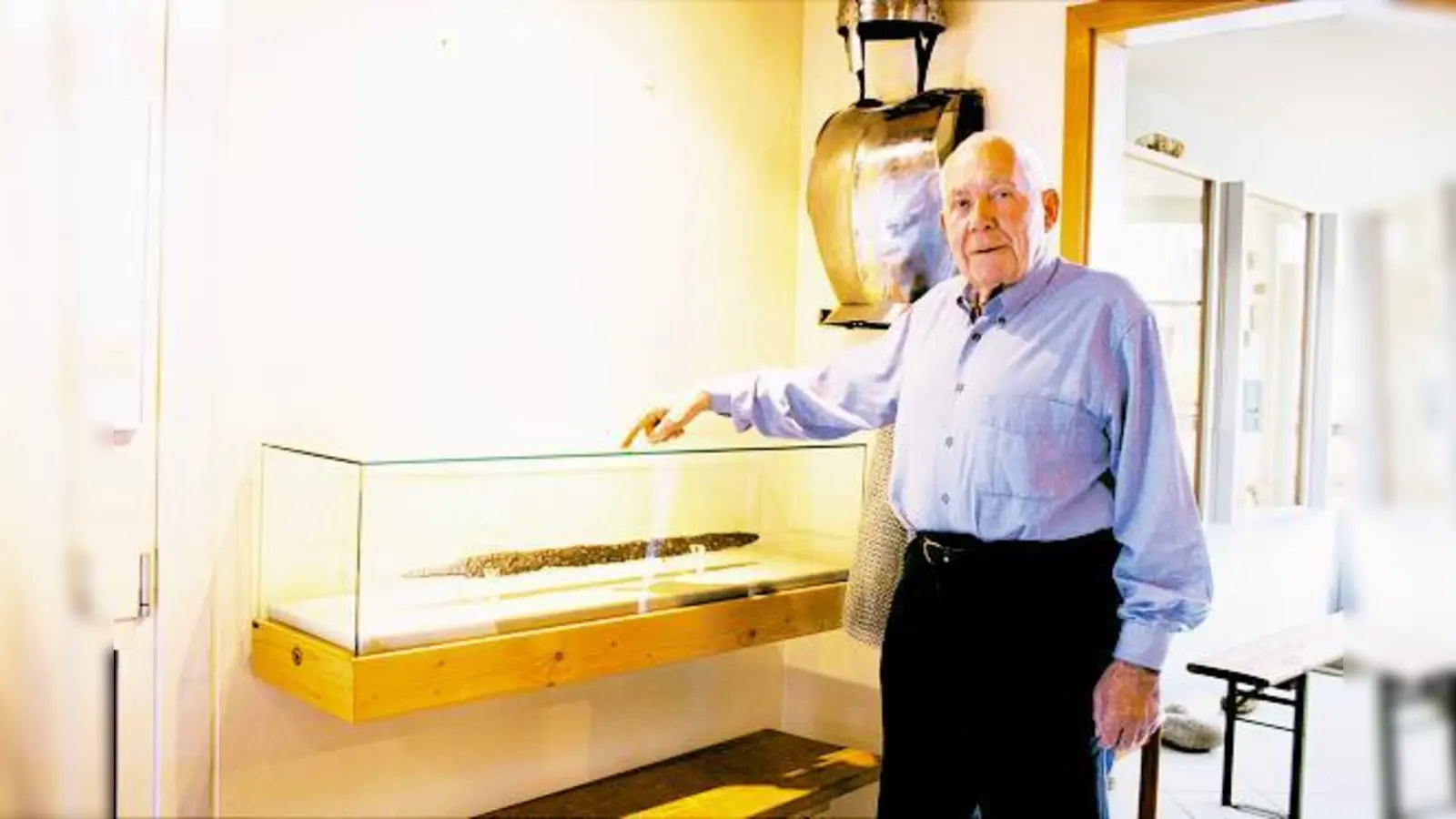 Wolfgang Christoph zeigt auf sein Lieblingsstück der Ausstellung: Ein Schwert, das im Klosterfeld gefunden wurde, aus der merowingischen Zeit (7. Jahrhundert).	 (Foto: sl)